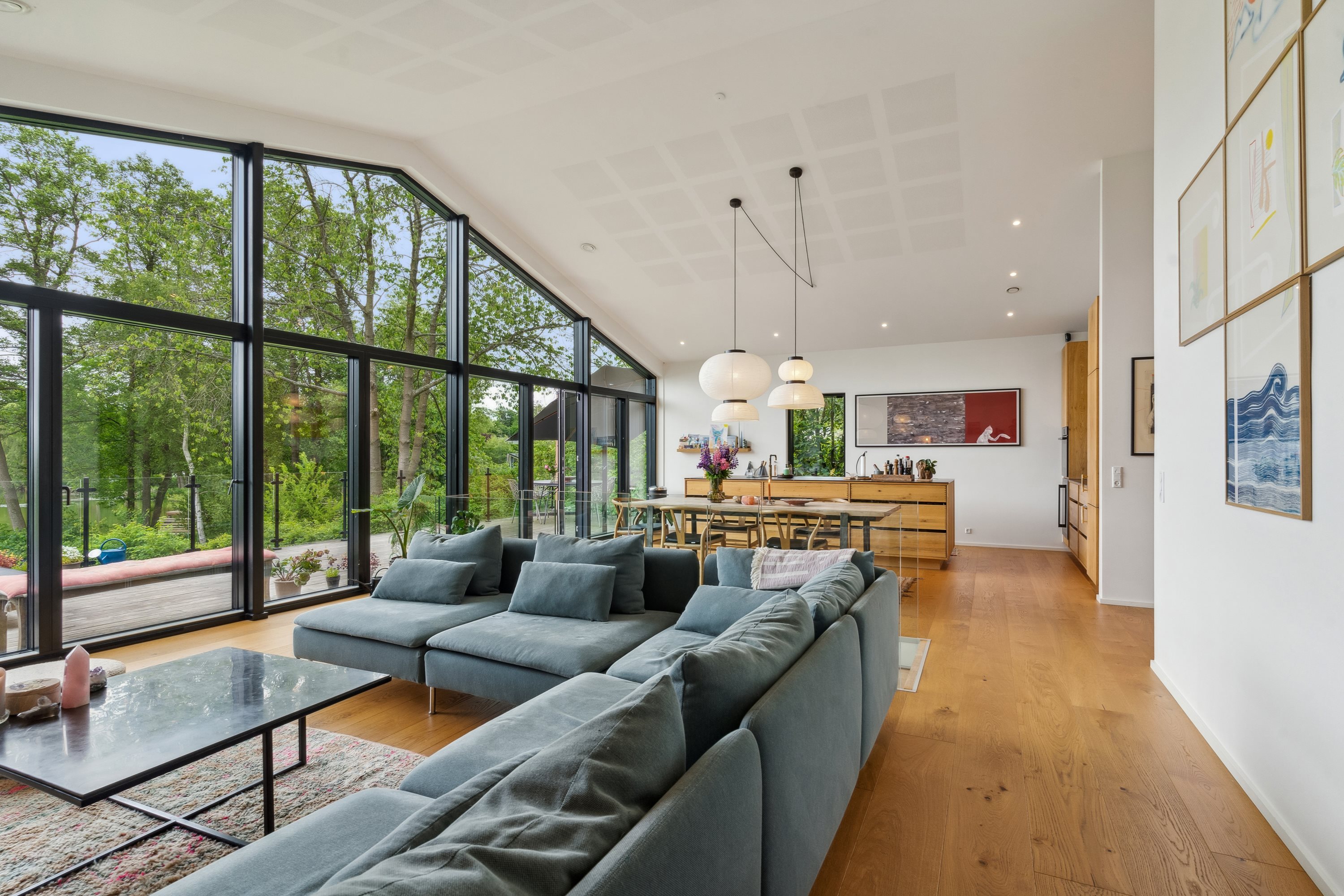 Fremhævet stue billede i fuldskærmstilstand. Billede af Toftebjergvej 40, 2970 Hørsholm