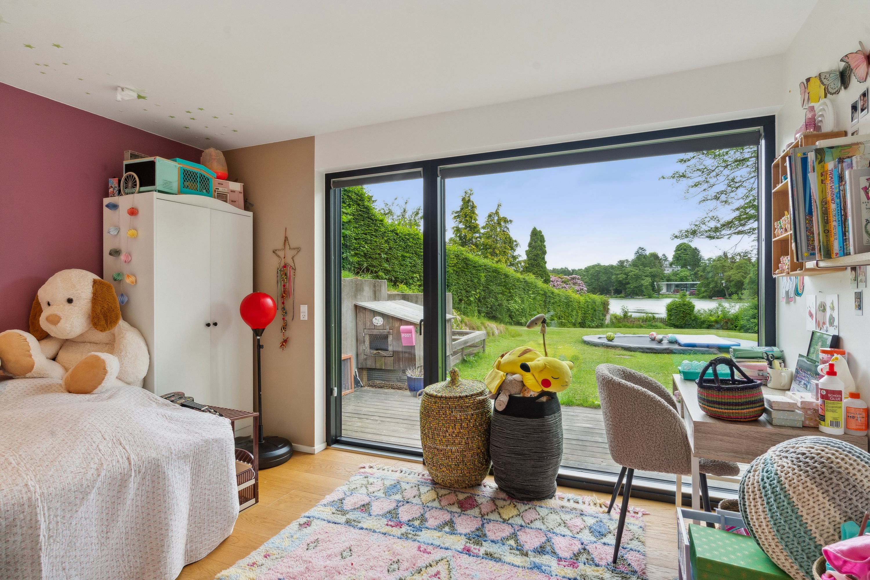 Fremhævet stue billede i fuldskærmstilstand. Billede af Toftebjergvej 40, 2970 Hørsholm