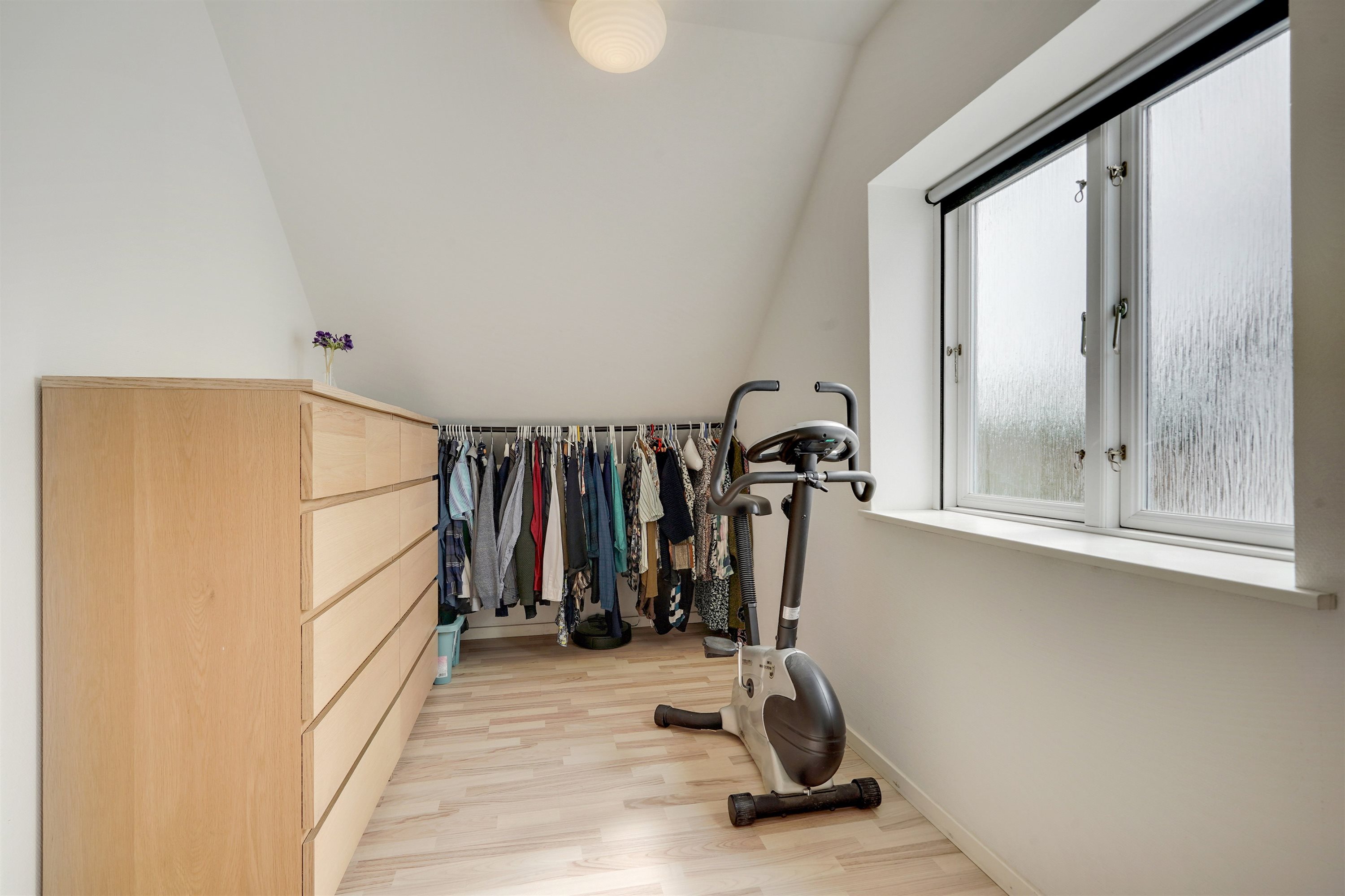 Fremhævet walkin closet billede i fuldskærmstilstand. Billede af Storegade 191, 6705 Esbjerg Ø