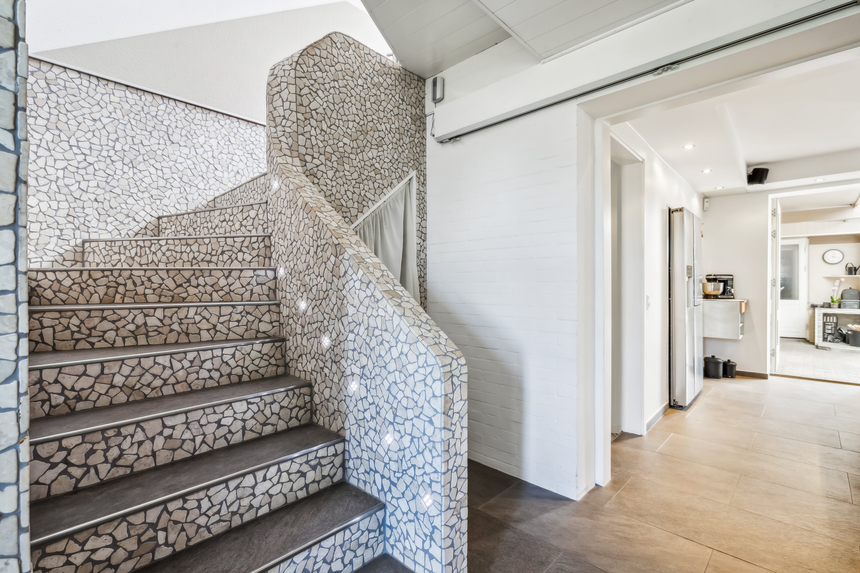 Fremhævet trappe billede i fuldskærmstilstand. Billede af Middelfartvej 740, Korsebjerg, 5491 Blommenslyst