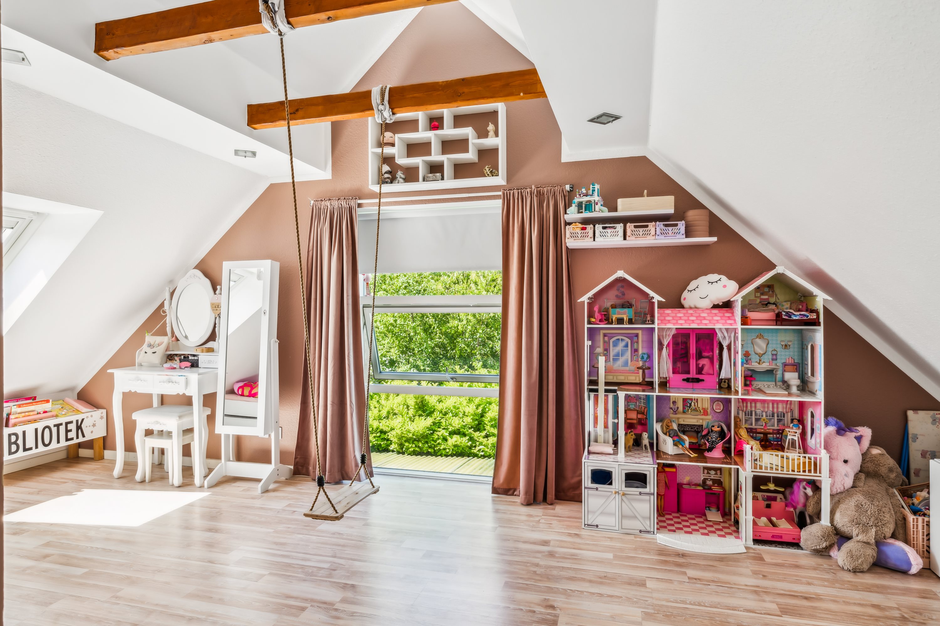 Fremhævet stue billede i fuldskærmstilstand. Billede af Middelfartvej 740, Korsebjerg, 5491 Blommenslyst