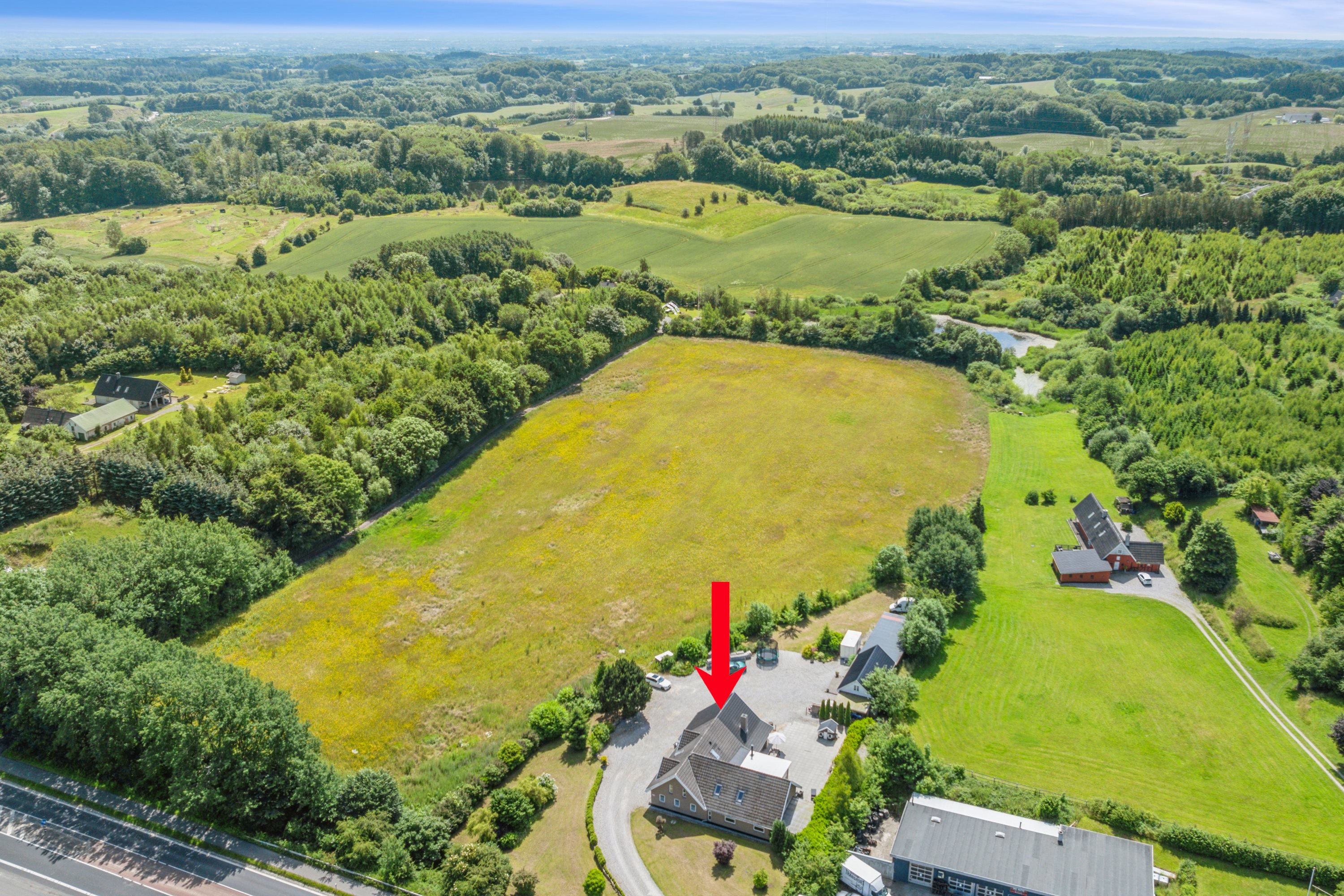 Fremhævet luftfoto billede i fuldskærmstilstand. Billede af Middelfartvej 740, Korsebjerg, 5491 Blommenslyst