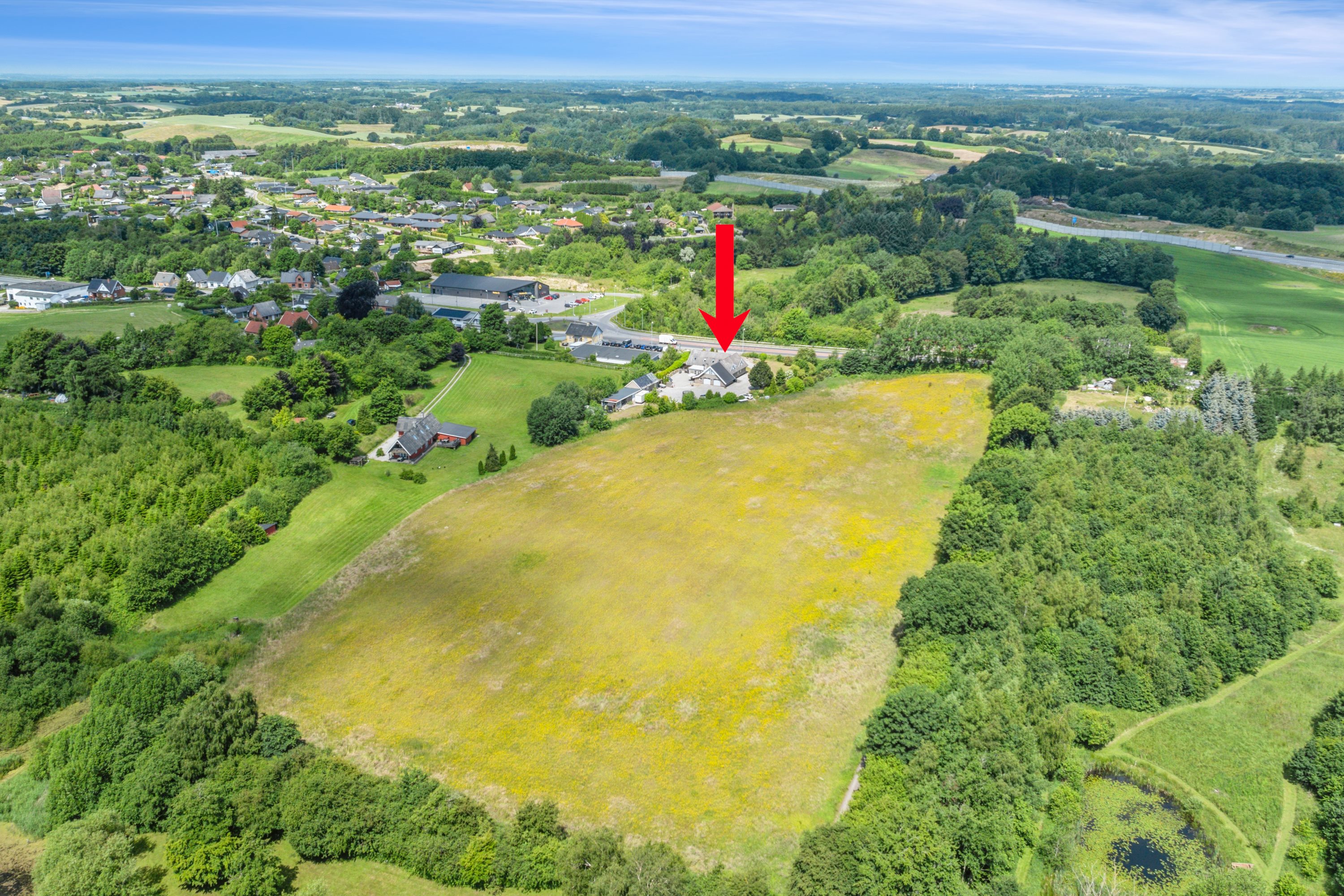 Fremhævet luftfoto billede i fuldskærmstilstand. Billede af Middelfartvej 740, Korsebjerg, 5491 Blommenslyst