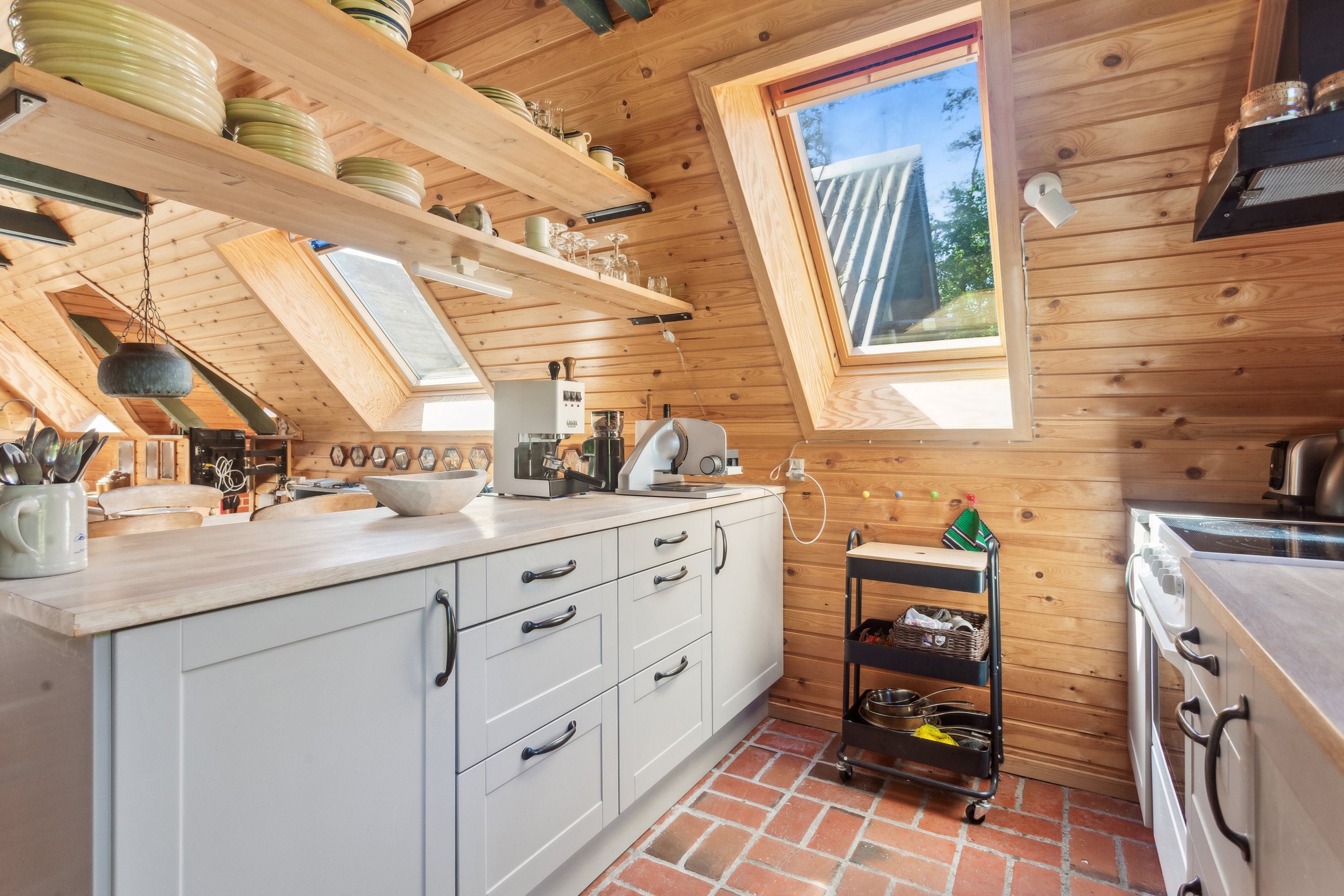 Fremhævet køkken billede i fuldskærmstilstand. Billede af Klokkeblomstvej 1, Vesterø, 9940 Læsø