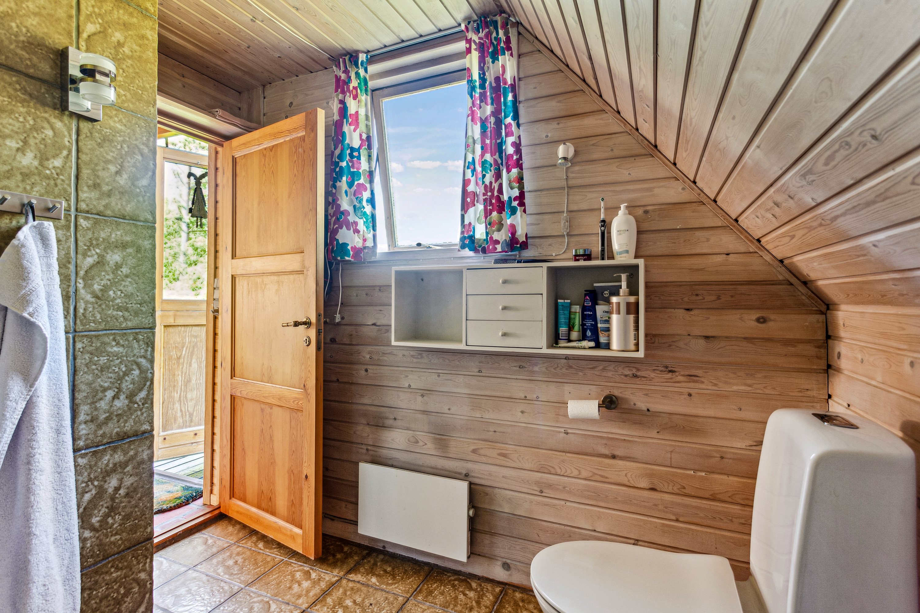 Fremhævet badeværelse billede i fuldskærmstilstand. Billede af Klokkeblomstvej 1, Vesterø, 9940 Læsø