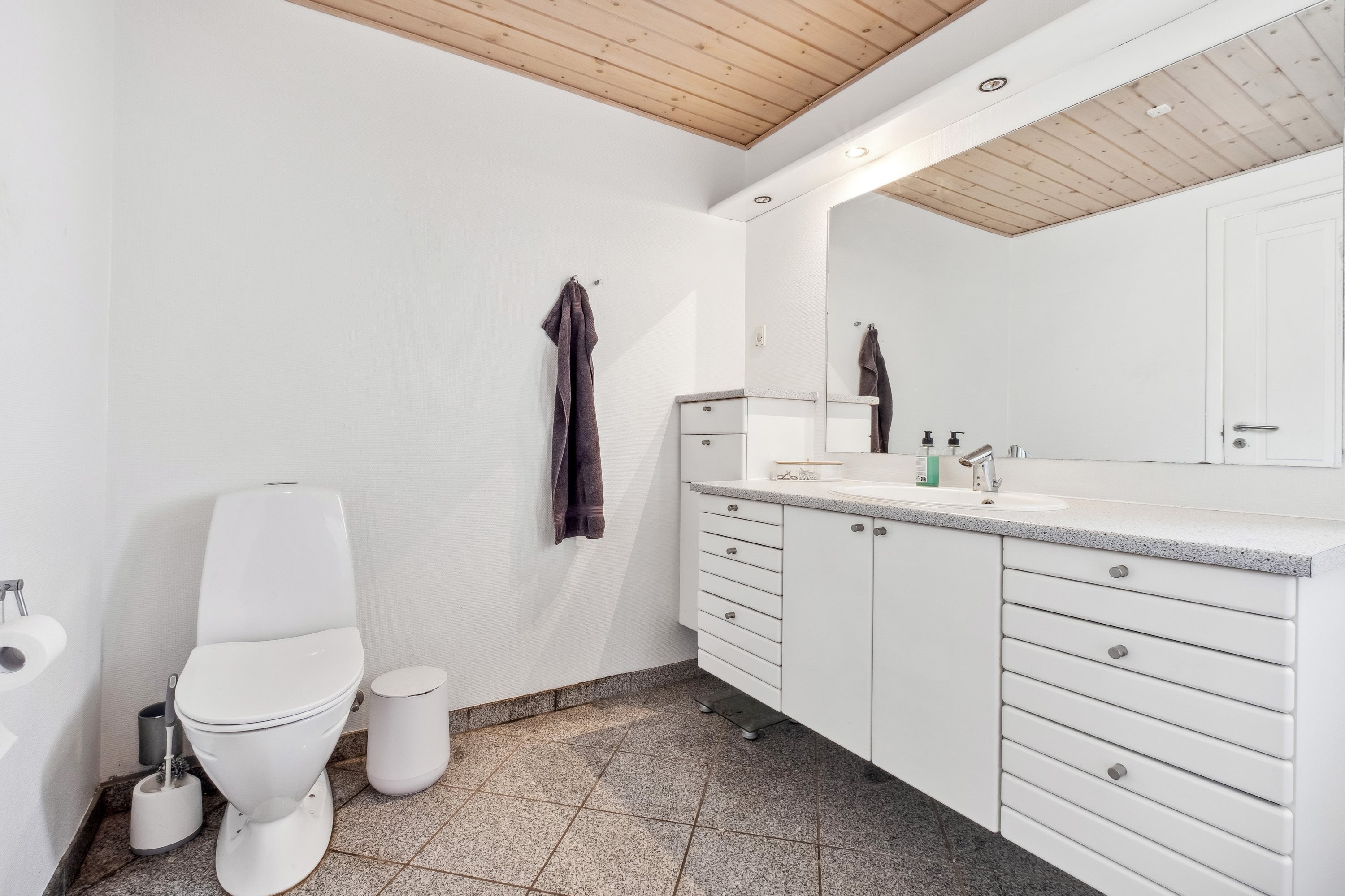 Fremhævet badeværelse billede i fuldskærmstilstand. Billede af Bakkedalsvej 3, Rårup, 7130 Juelsminde