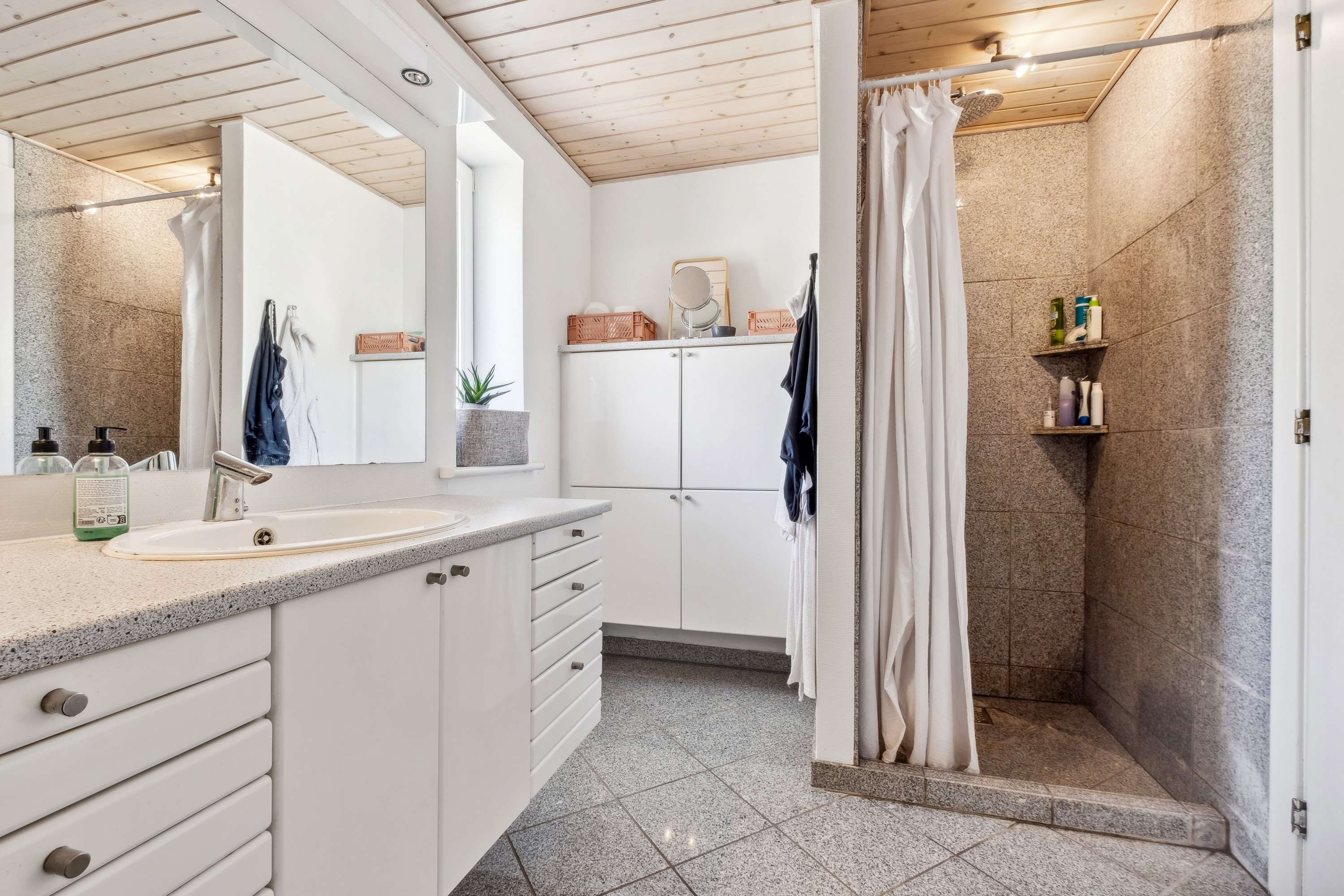 Fremhævet badeværelse billede i fuldskærmstilstand. Billede af Bakkedalsvej 3, Rårup, 7130 Juelsminde