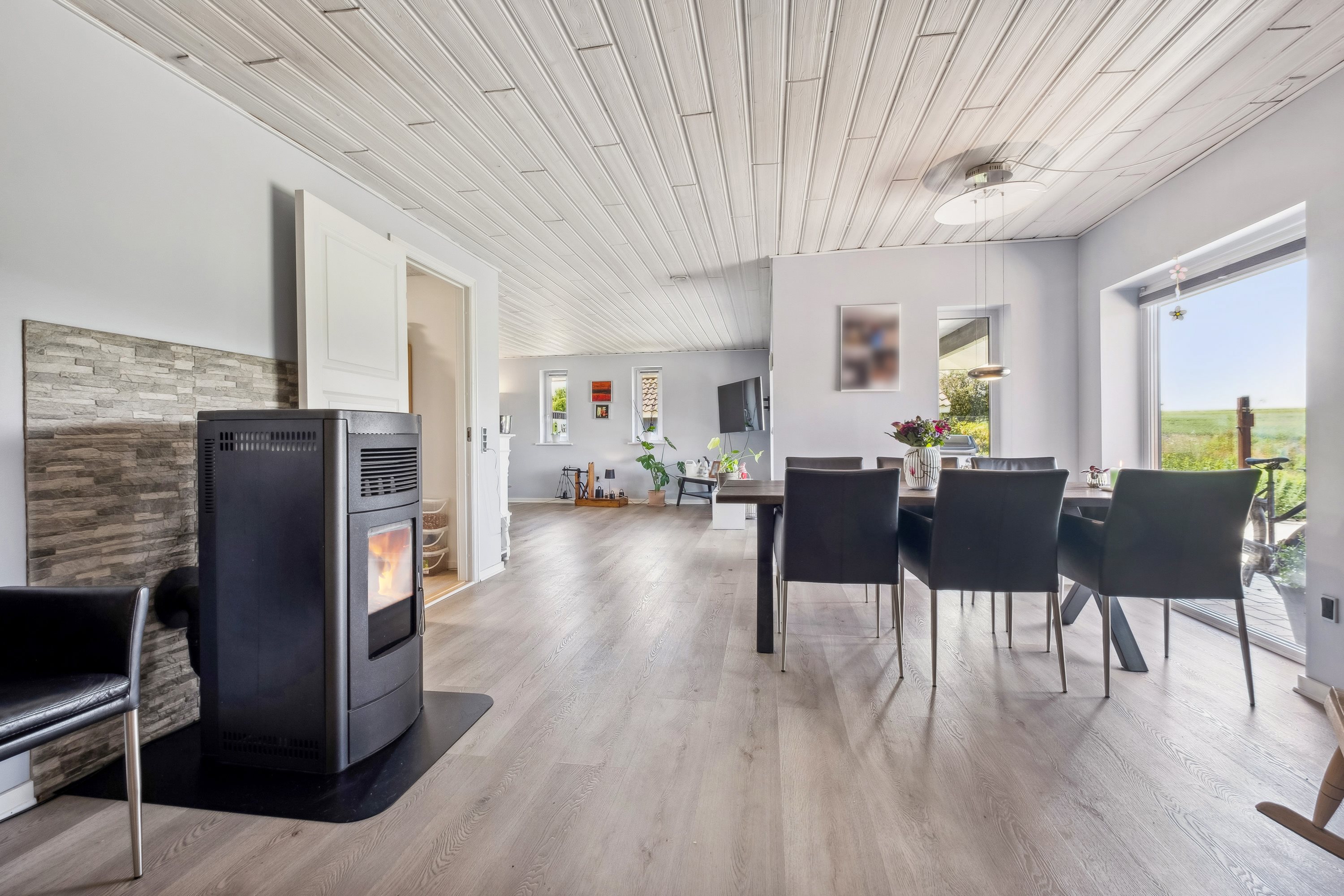 Fremhævet alrum/stue billede i fuldskærmstilstand. Billede af Bakkedalsvej 3, Rårup, 7130 Juelsminde