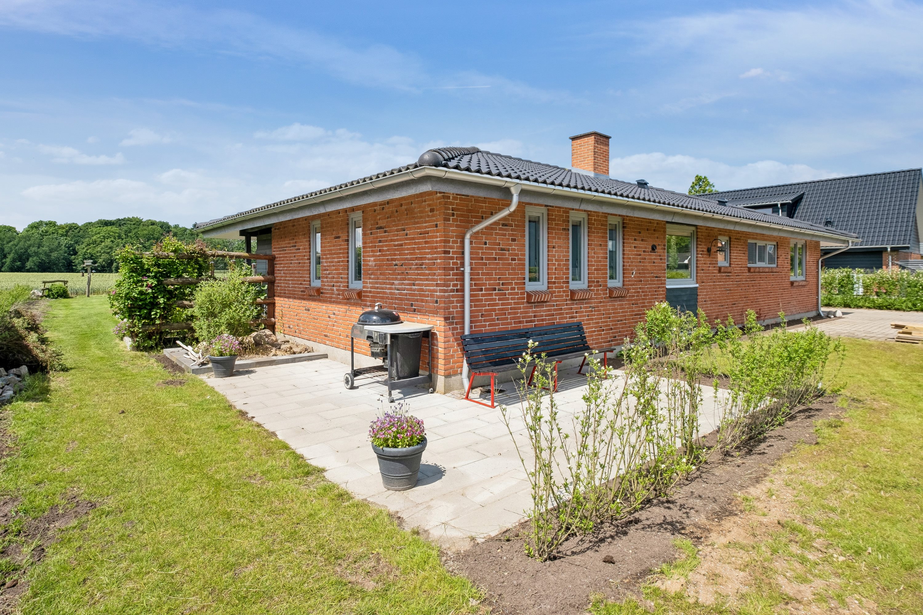 Fremhævet facade billede i fuldskærmstilstand. Billede af Bakkedalsvej 3, Rårup, 7130 Juelsminde