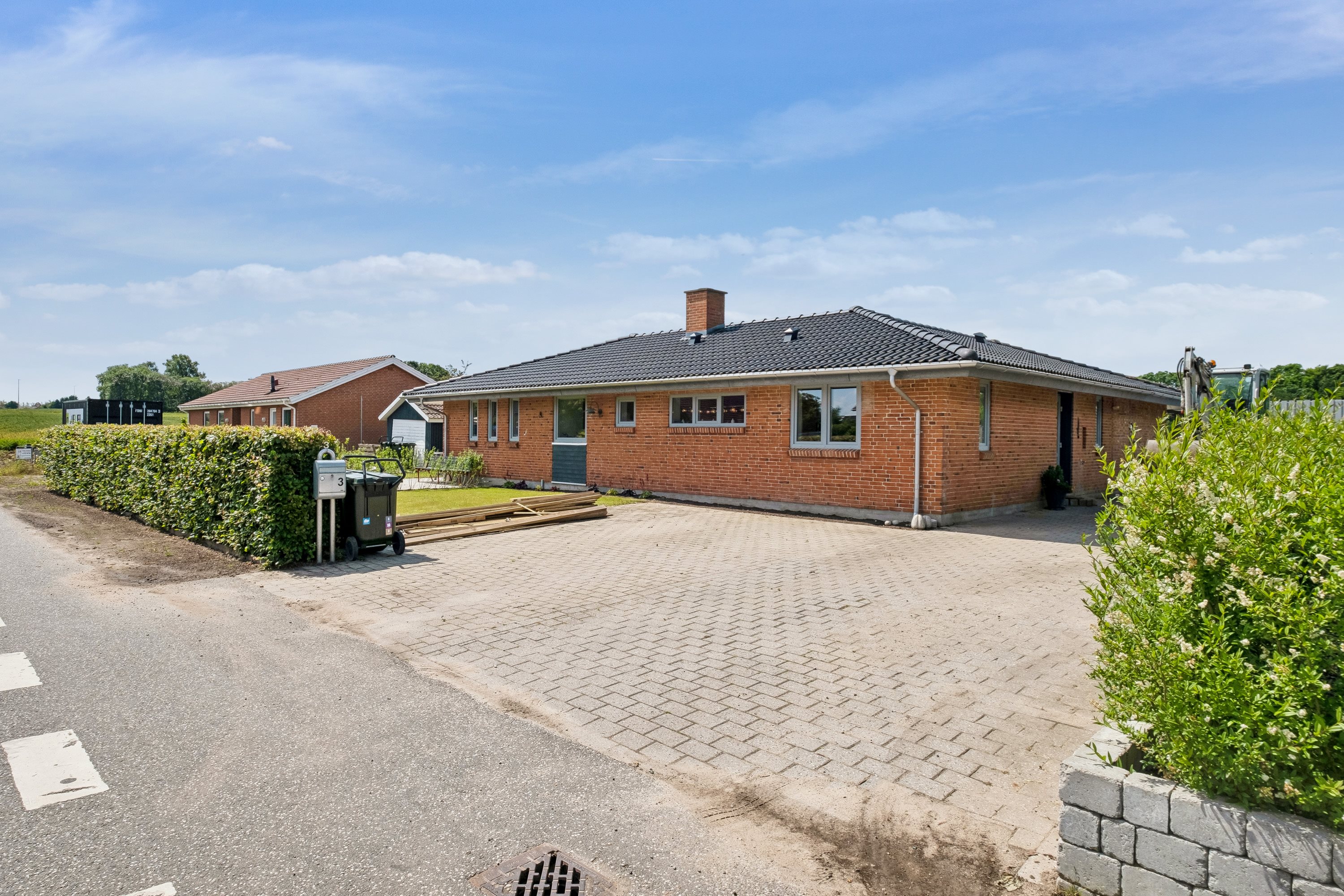 Fremhævet set fra vejen billede i fuldskærmstilstand. Billede af Bakkedalsvej 3, Rårup, 7130 Juelsminde