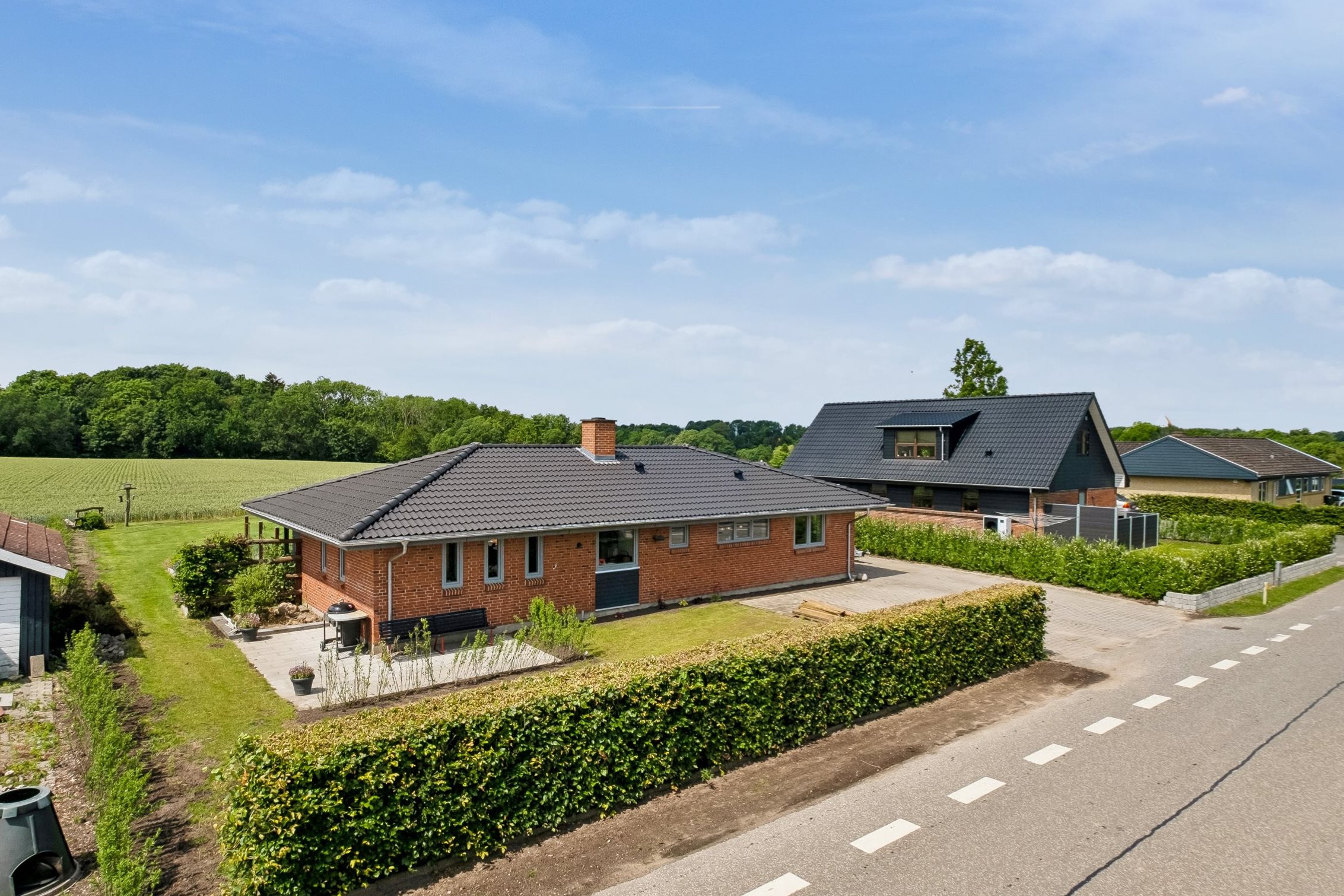 Fremhævet facade billede i fuldskærmstilstand. Billede af Bakkedalsvej 3, Rårup, 7130 Juelsminde