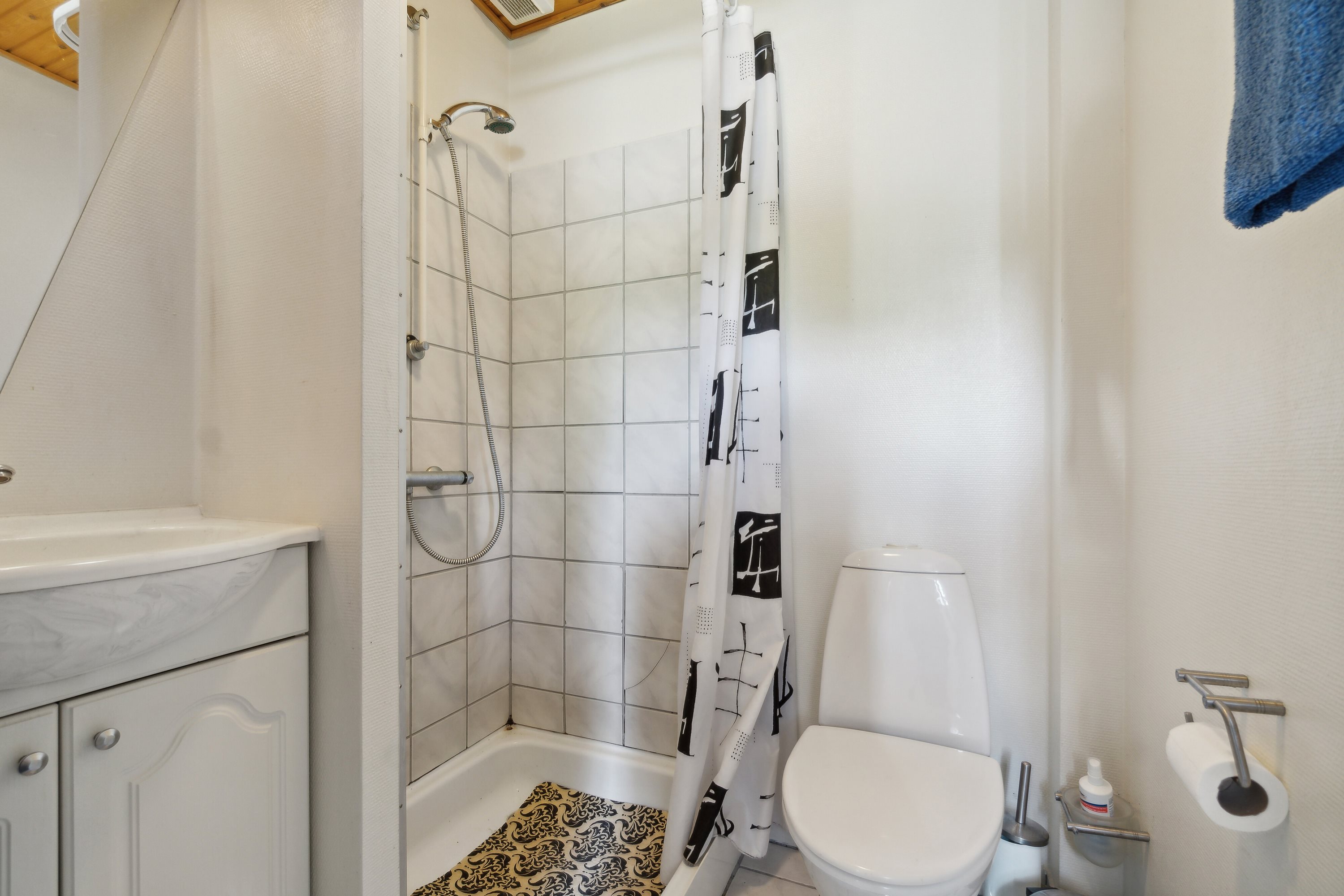 Fremhævet badeværelse billede i fuldskærmstilstand. Billede af Bybakken 21, Ræhr, 7730 Hanstholm