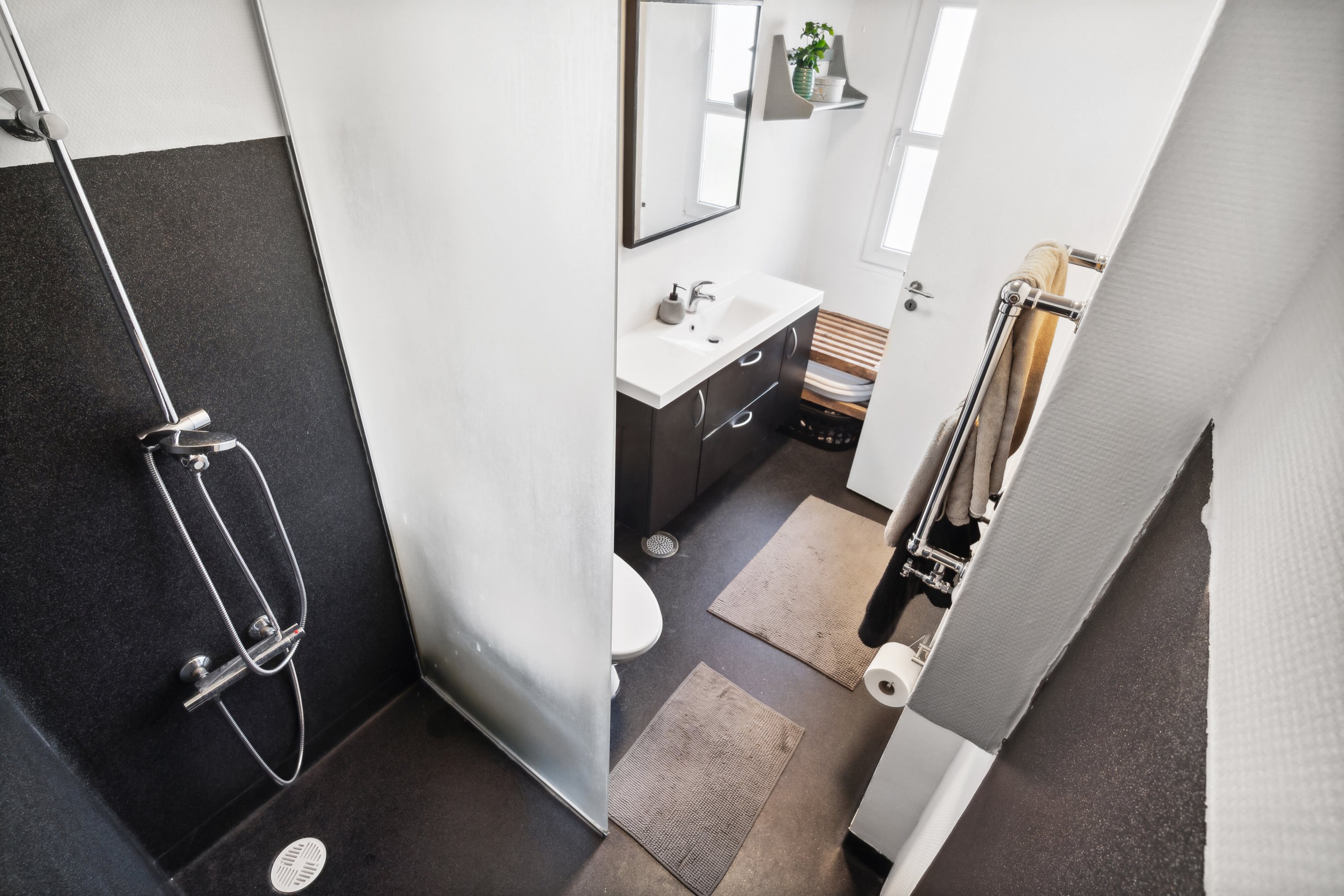 Miniaturebillede 1: badeværelse. Billede af Bekkasinvej 11, 8800 Viborg