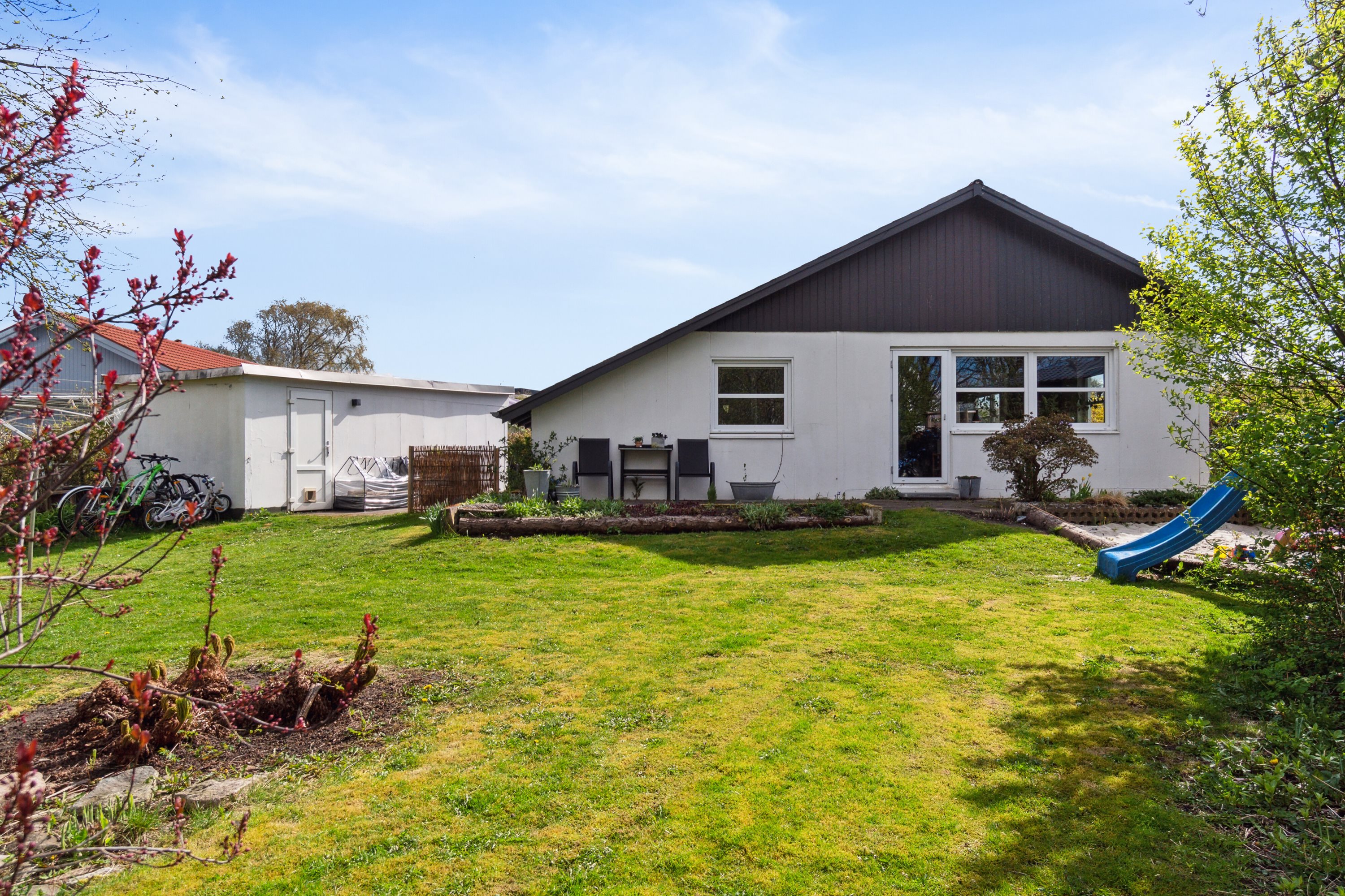 Fremhævet set fra haven billede i fuldskærmstilstand. Billede af Bekkasinvej 11, 8800 Viborg