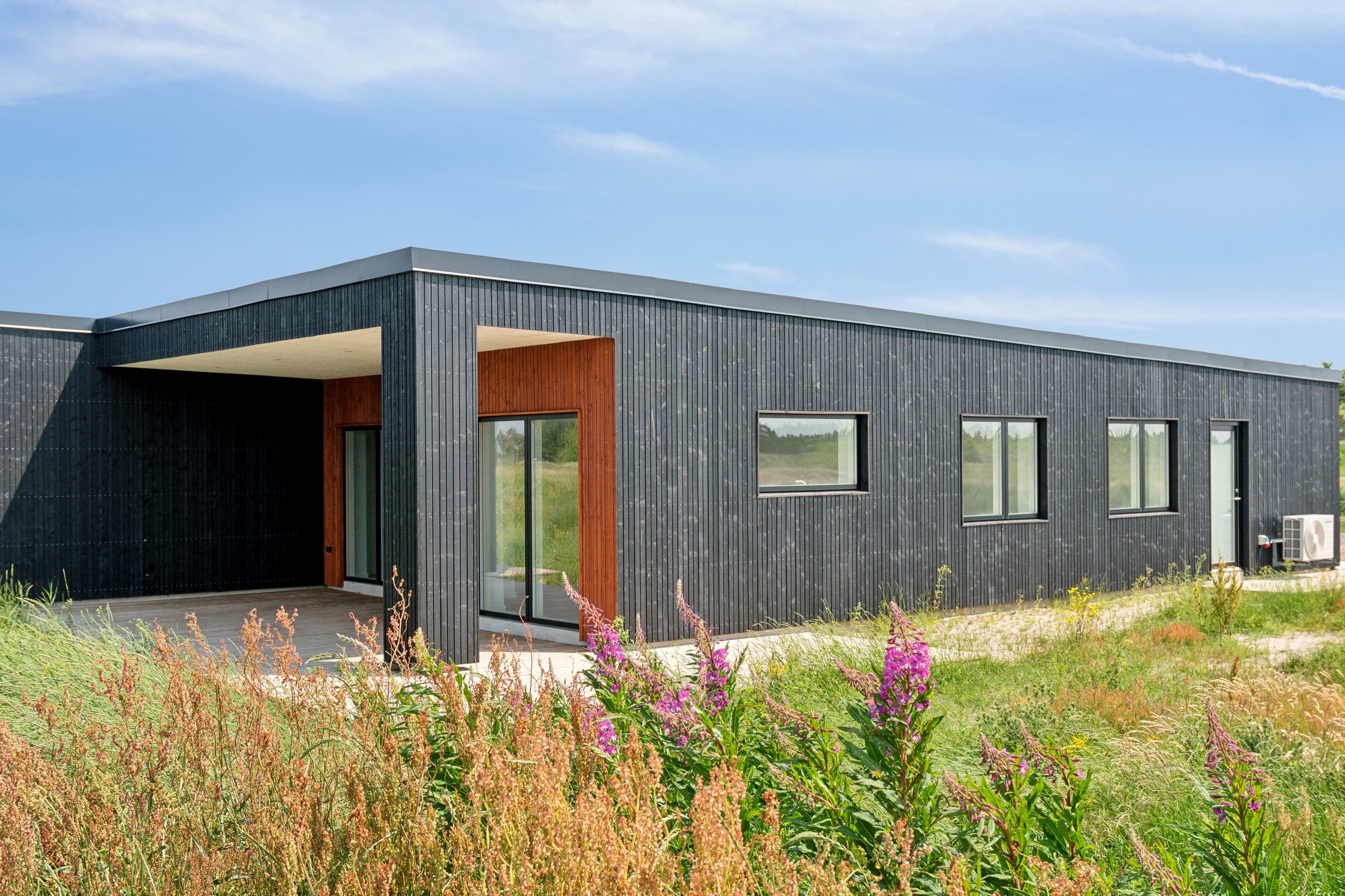 Fremhævet udendørs billede i fuldskærmstilstand. Billede af Sortebærbakken 9, Vorupør, 7700 Thisted