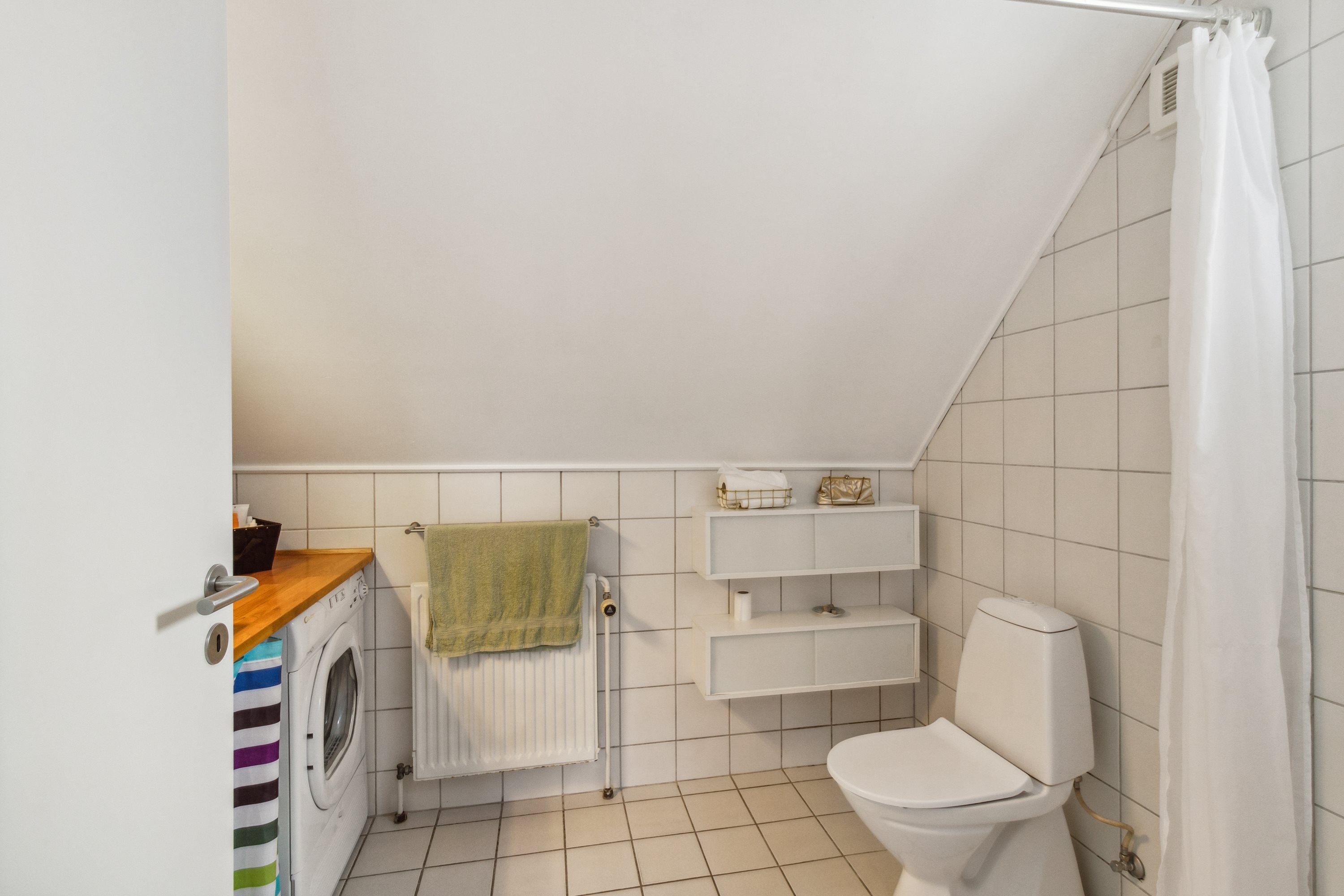 Fremhævet badeværelse billede i fuldskærmstilstand. Billede af Møllegården 4, 1., 6320 Egernsund