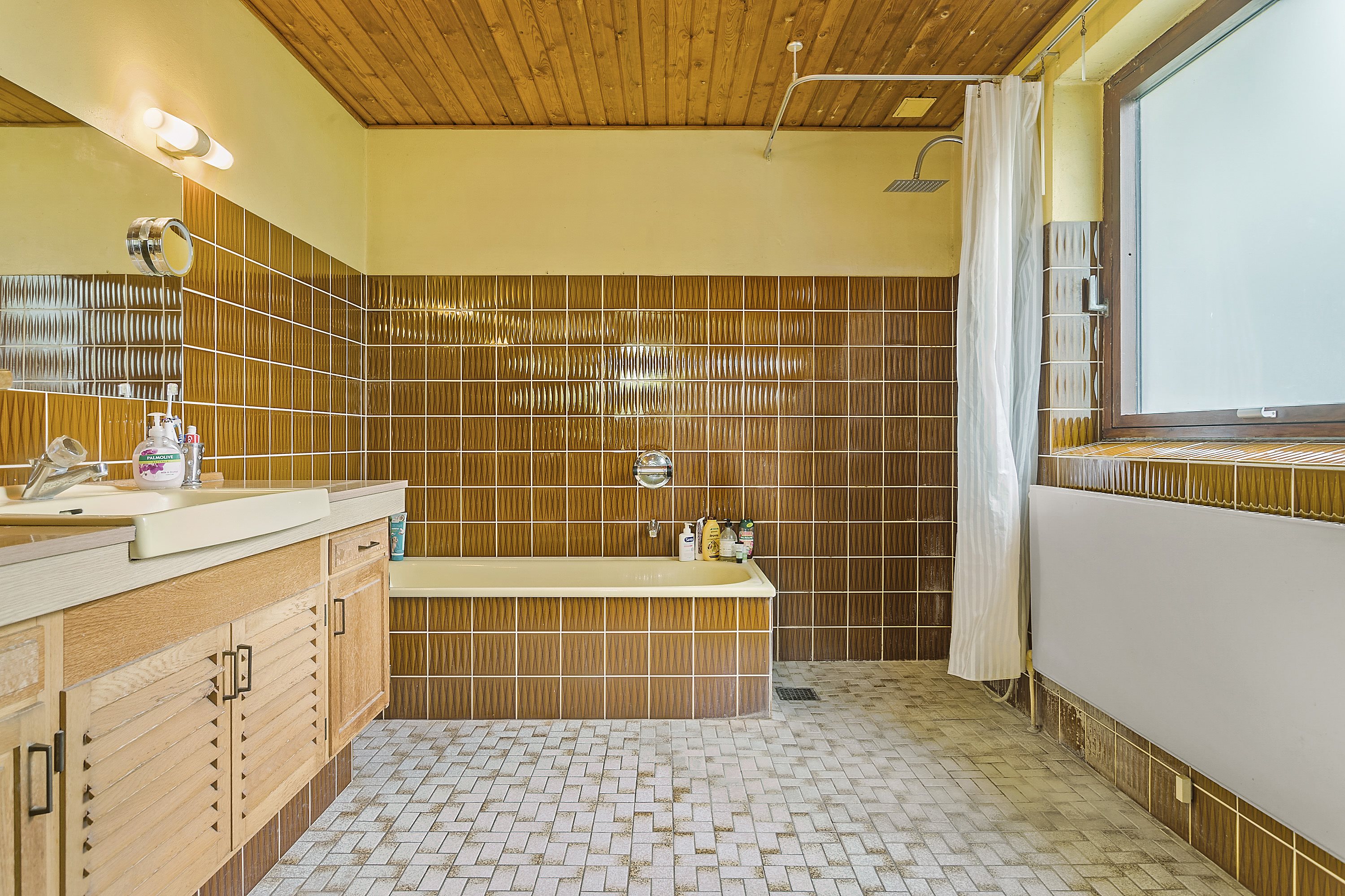 Fremhævet badeværelse med kar og brus billede i fuldskærmstilstand. Billede af Bytoftevej 20, Slimminge, 4100 Ringsted