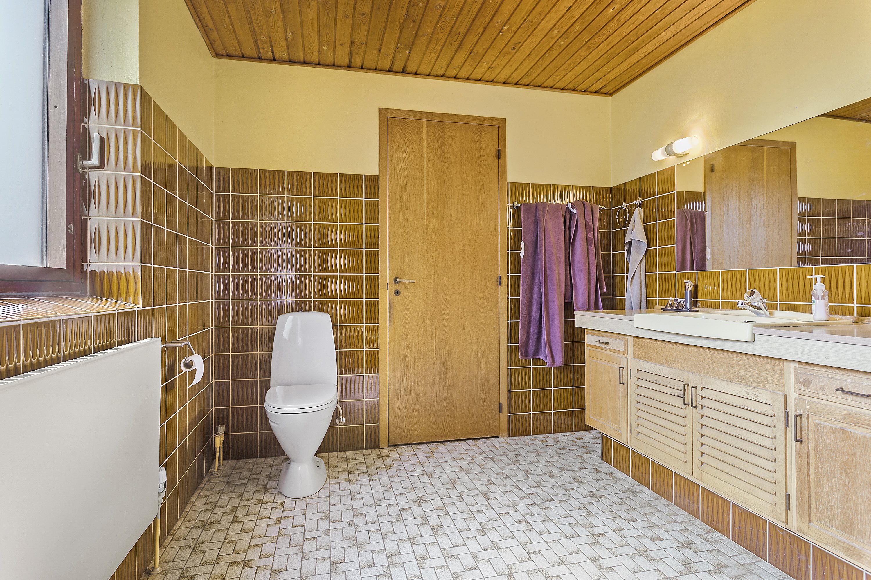 Fremhævet badeværelse med kar og brus billede i fuldskærmstilstand. Billede af Bytoftevej 20, Slimminge, 4100 Ringsted