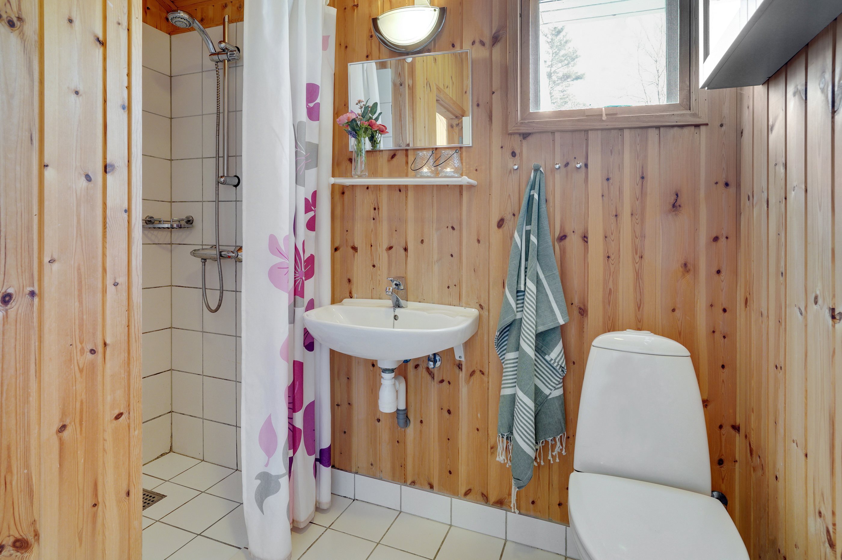 Fremhævet badeværelse billede i fuldskærmstilstand. Billede af Gravens Jolle 4, Nordmarken, 9940 Læsø