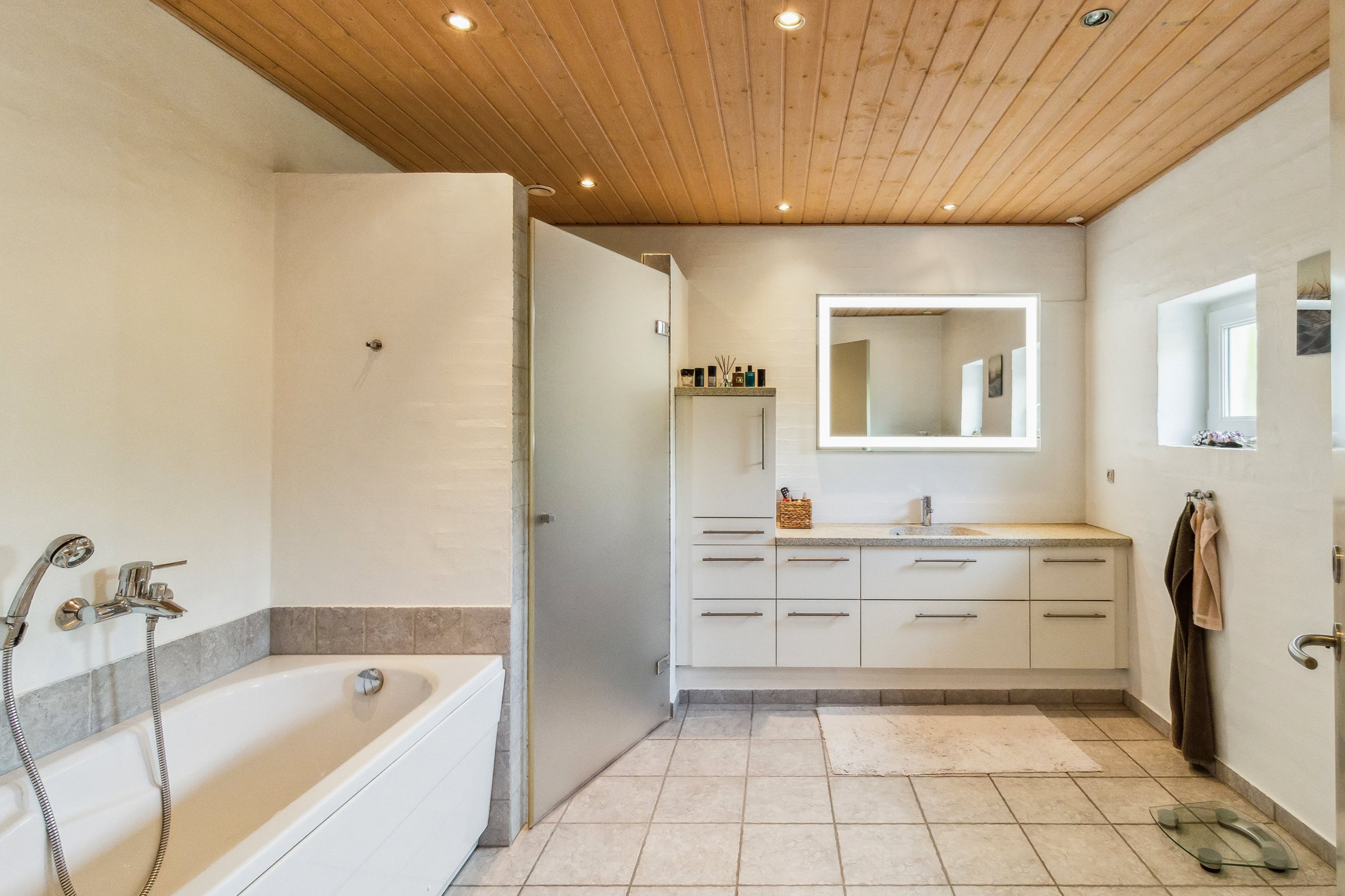 Fremhævet badeværelse billede i fuldskærmstilstand. Billede af Tunneldal 19, 6330 Padborg