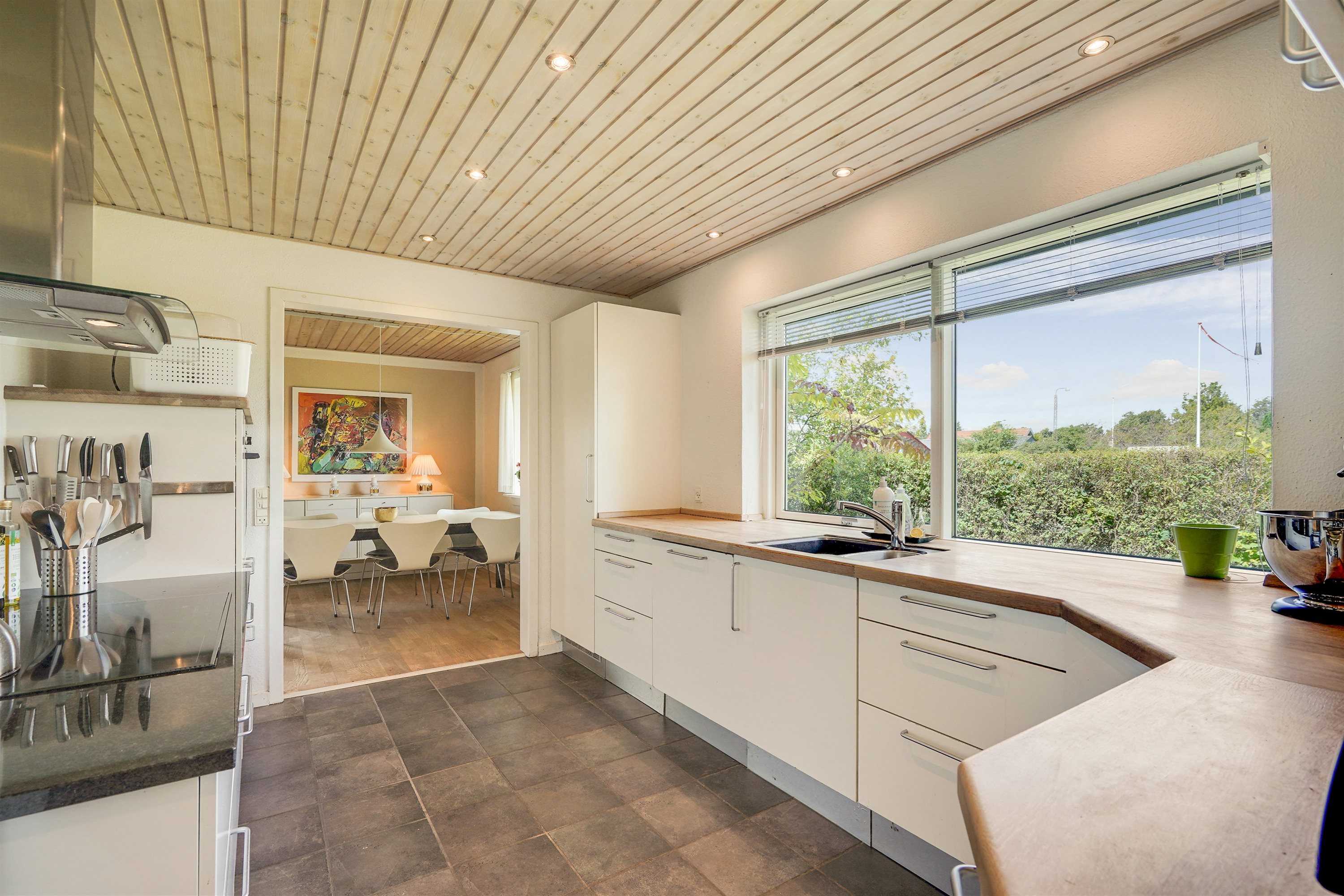 Fremhævet køkken billede i fuldskærmstilstand. Billede af Fyrrevænget 215, 7190 Billund