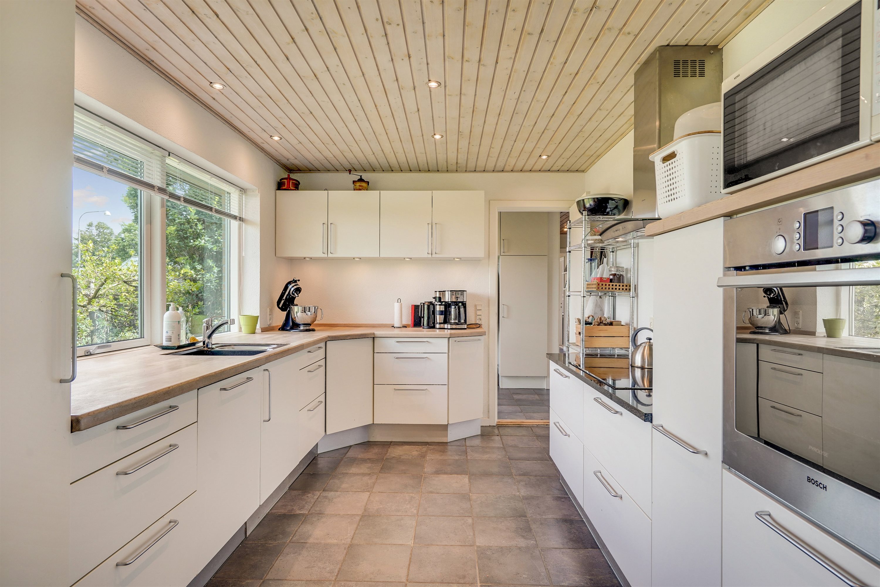 Fremhævet køkken billede i fuldskærmstilstand. Billede af Fyrrevænget 215, 7190 Billund