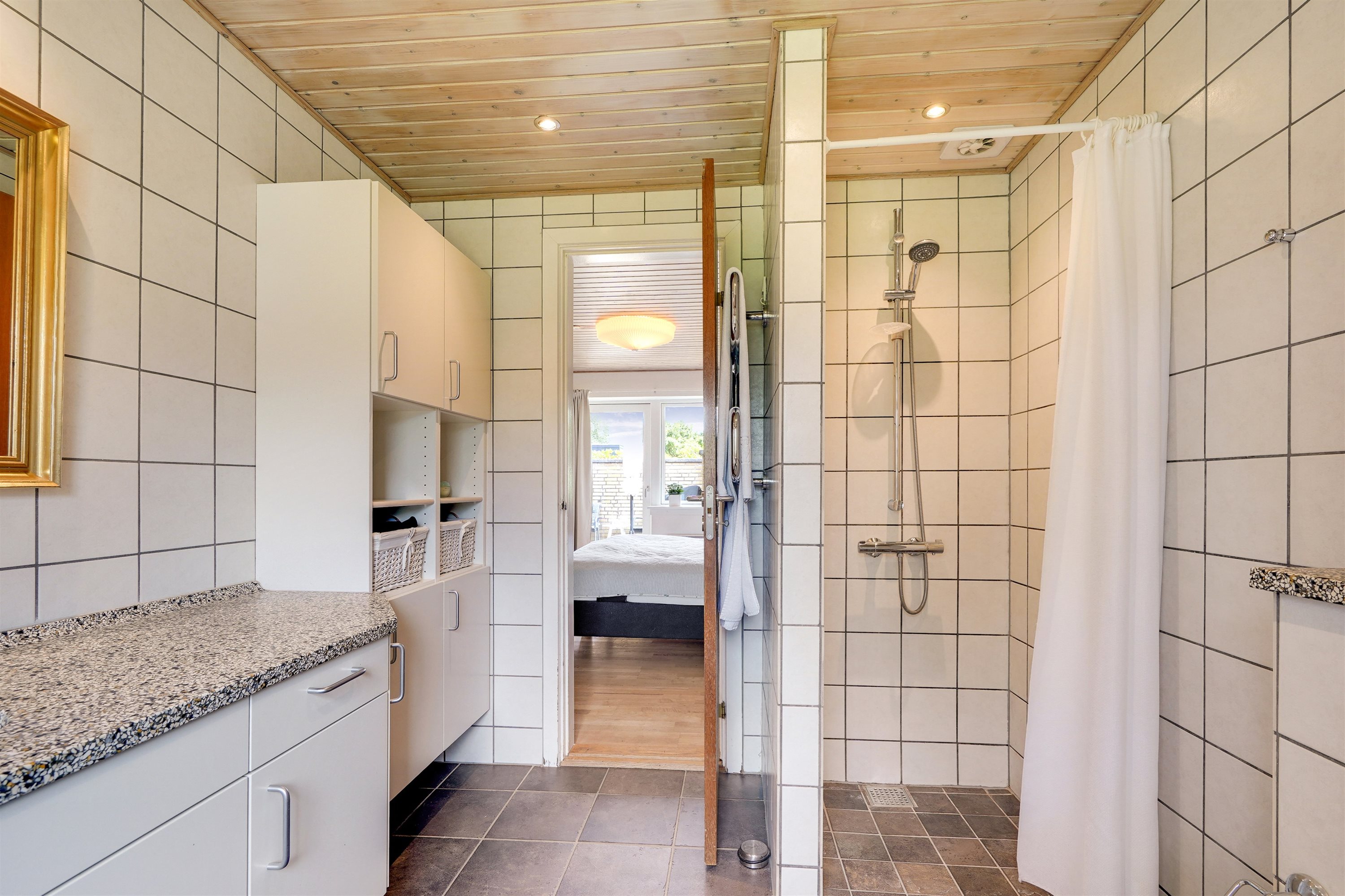 Fremhævet badeværelse billede i fuldskærmstilstand. Billede af Fyrrevænget 215, 7190 Billund