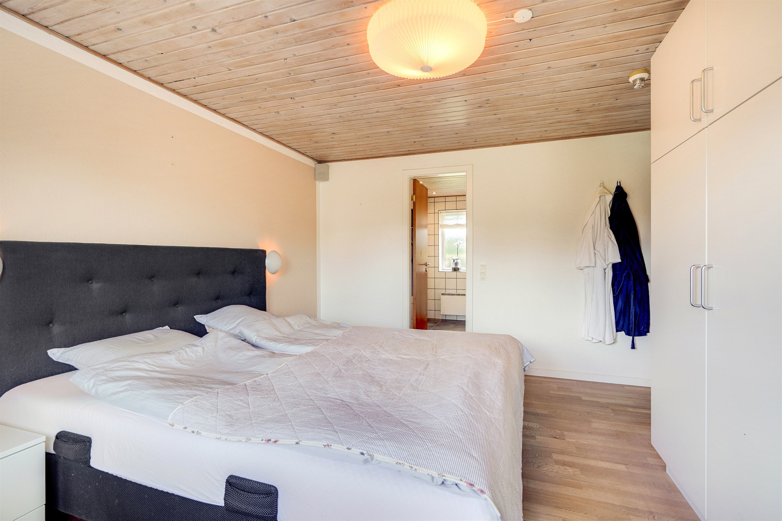 Fremhævet soveværelse billede i fuldskærmstilstand. Billede af Fyrrevænget 215, 7190 Billund