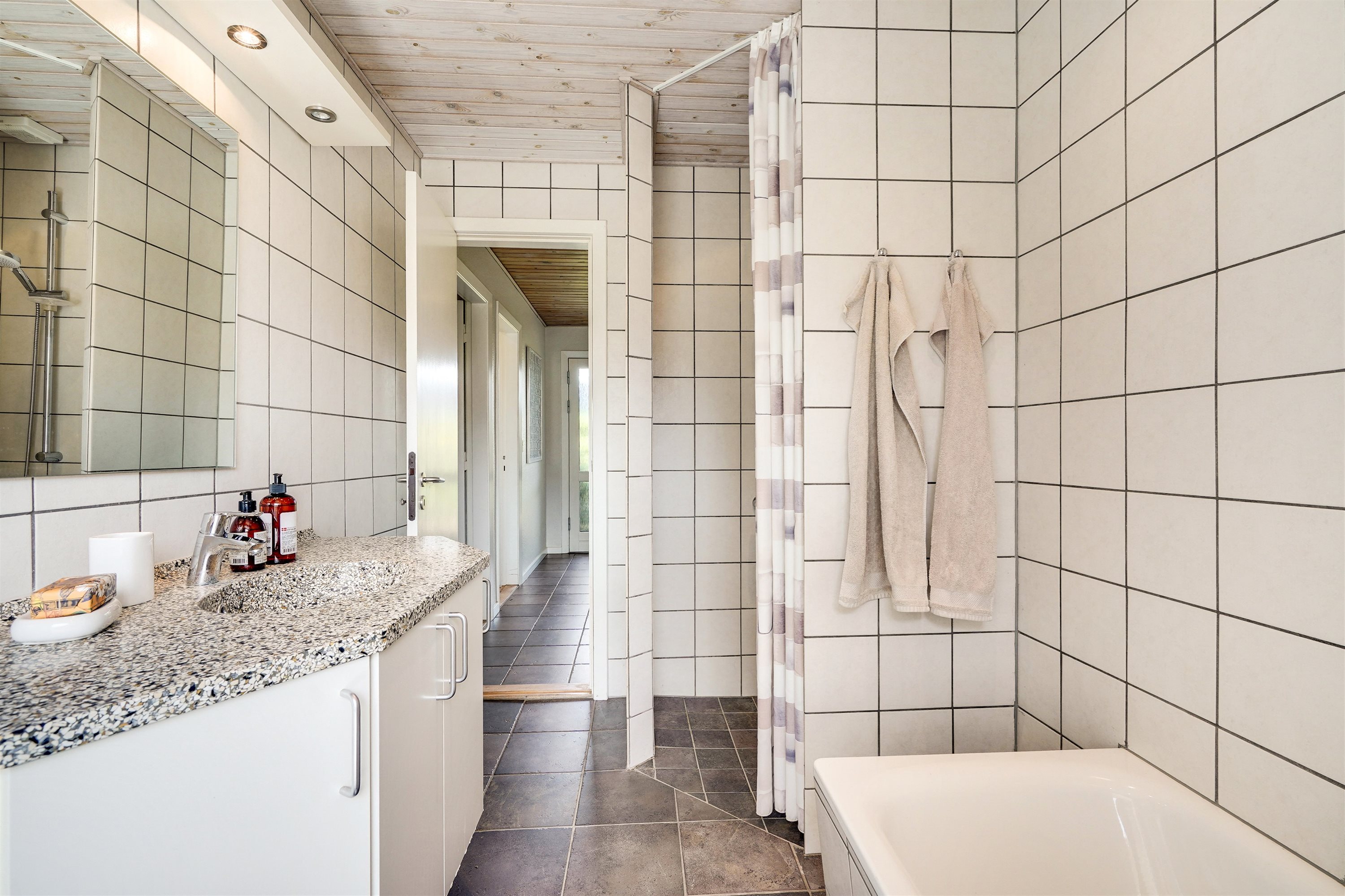 Fremhævet badeværelse billede i fuldskærmstilstand. Billede af Fyrrevænget 215, 7190 Billund