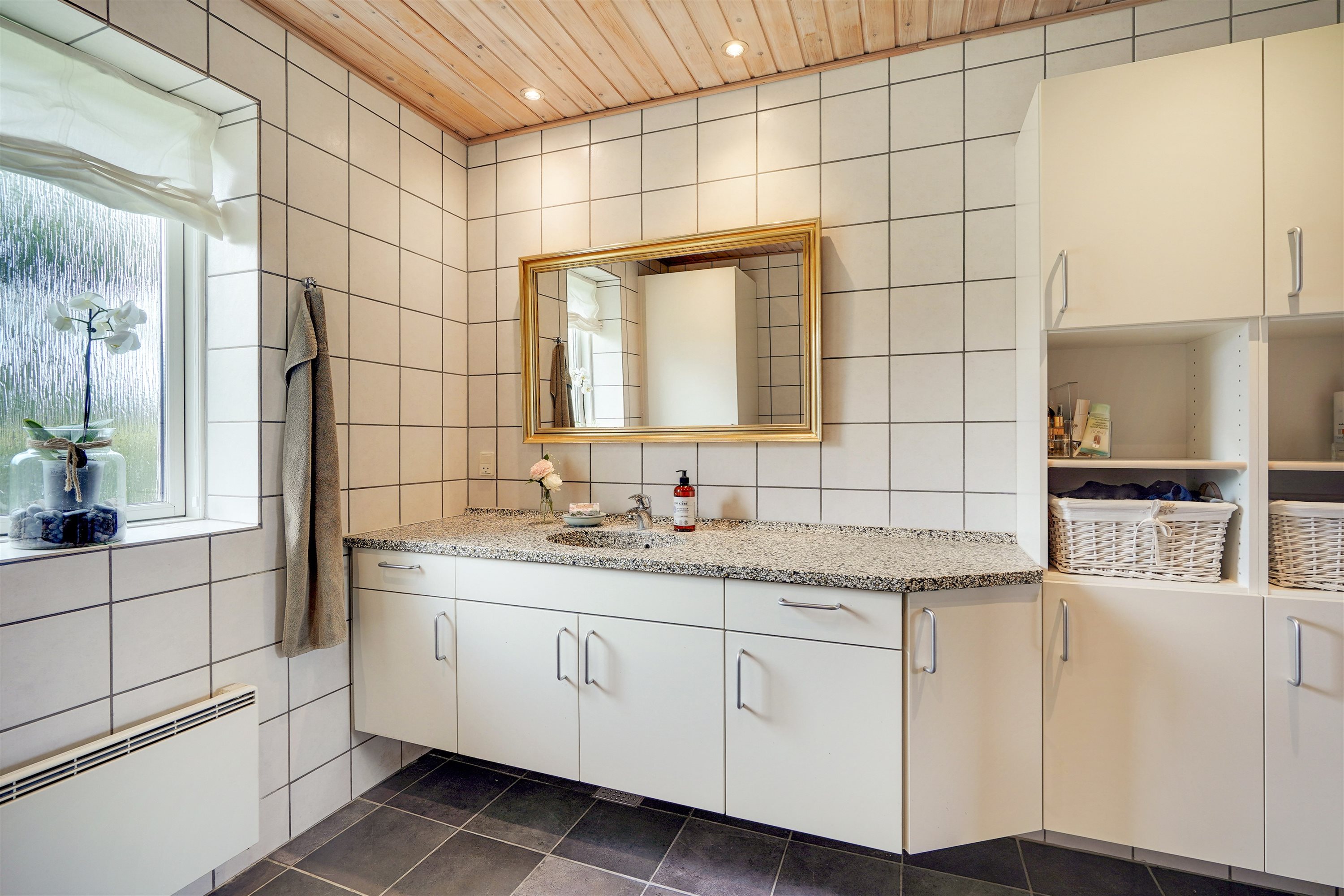 Fremhævet badeværelse billede i fuldskærmstilstand. Billede af Fyrrevænget 215, 7190 Billund