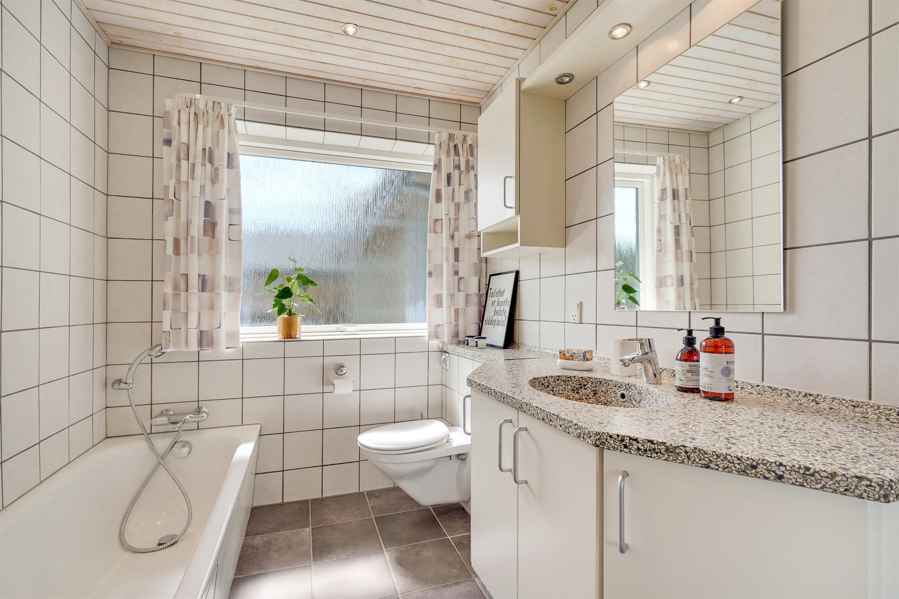 Fremhævet badeværelse billede i fuldskærmstilstand. Billede af Fyrrevænget 215, 7190 Billund