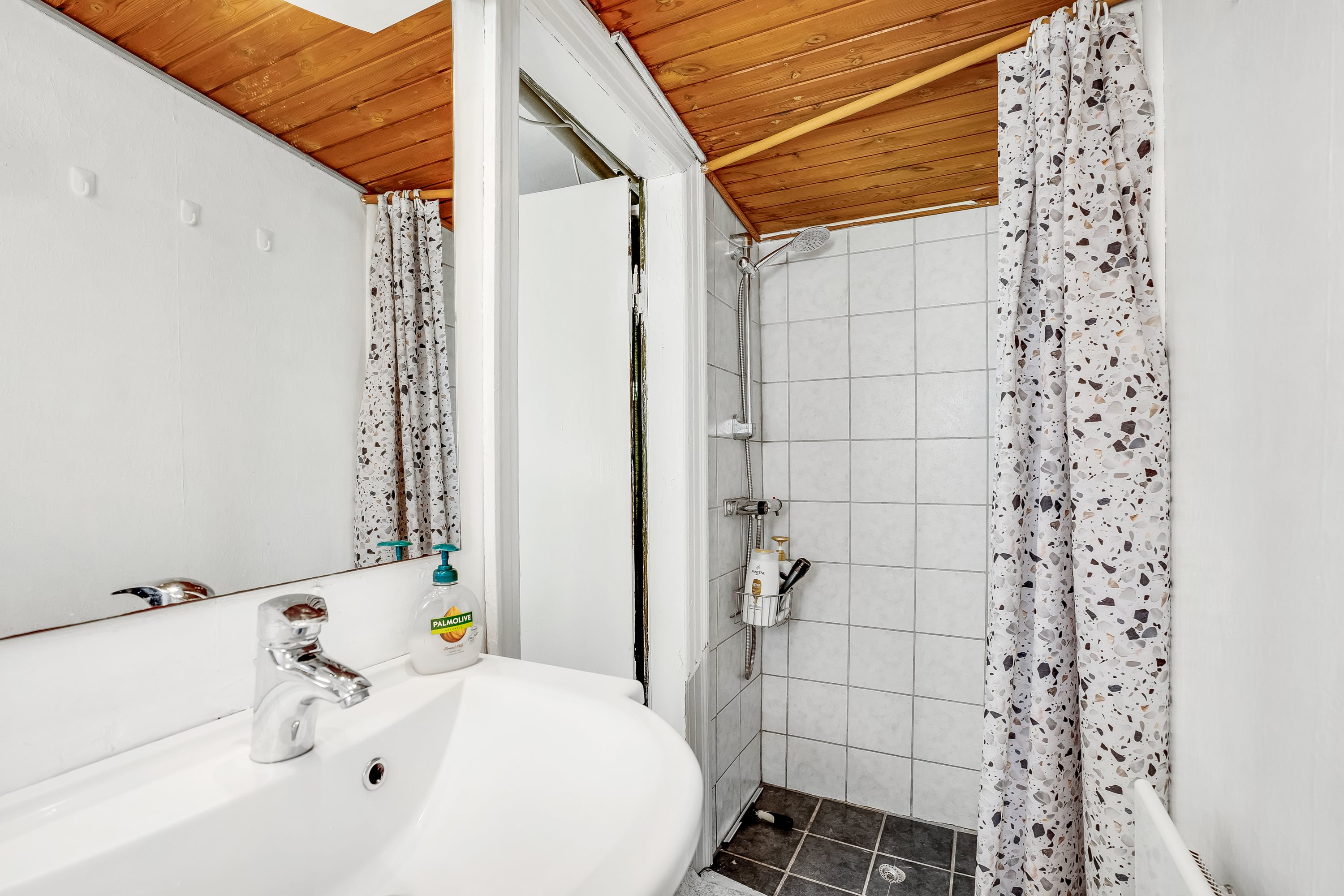 Fremhævet badeværelse billede i fuldskærmstilstand. Billede af Vesternæsvej 18, 4900 Nakskov