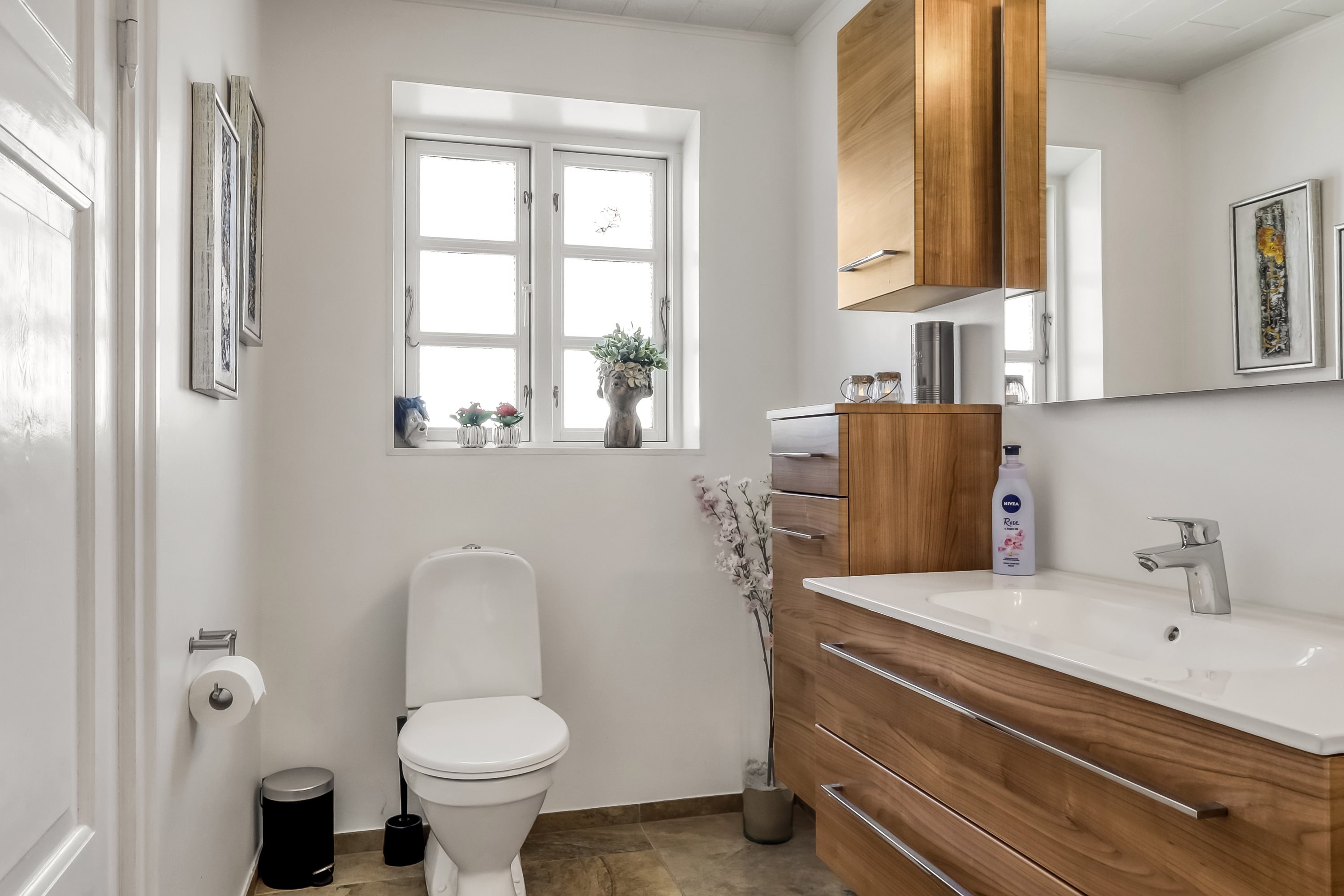 Fremhævet toilet billede i fuldskærmstilstand. Billede af Østergade 27, 5874 Hesselager