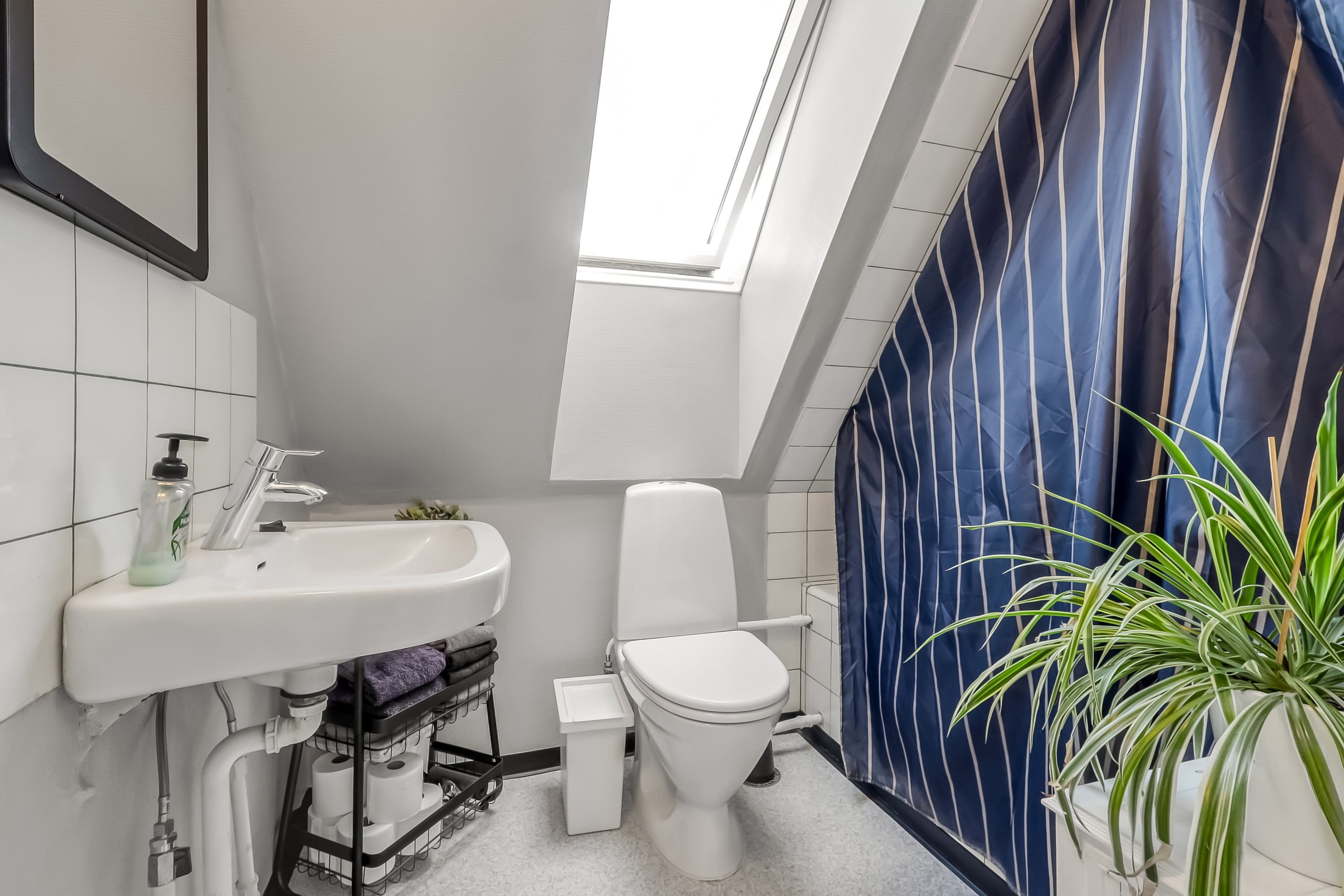 Fremhævet toilet billede i fuldskærmstilstand. Billede af Østergade 27, 5874 Hesselager