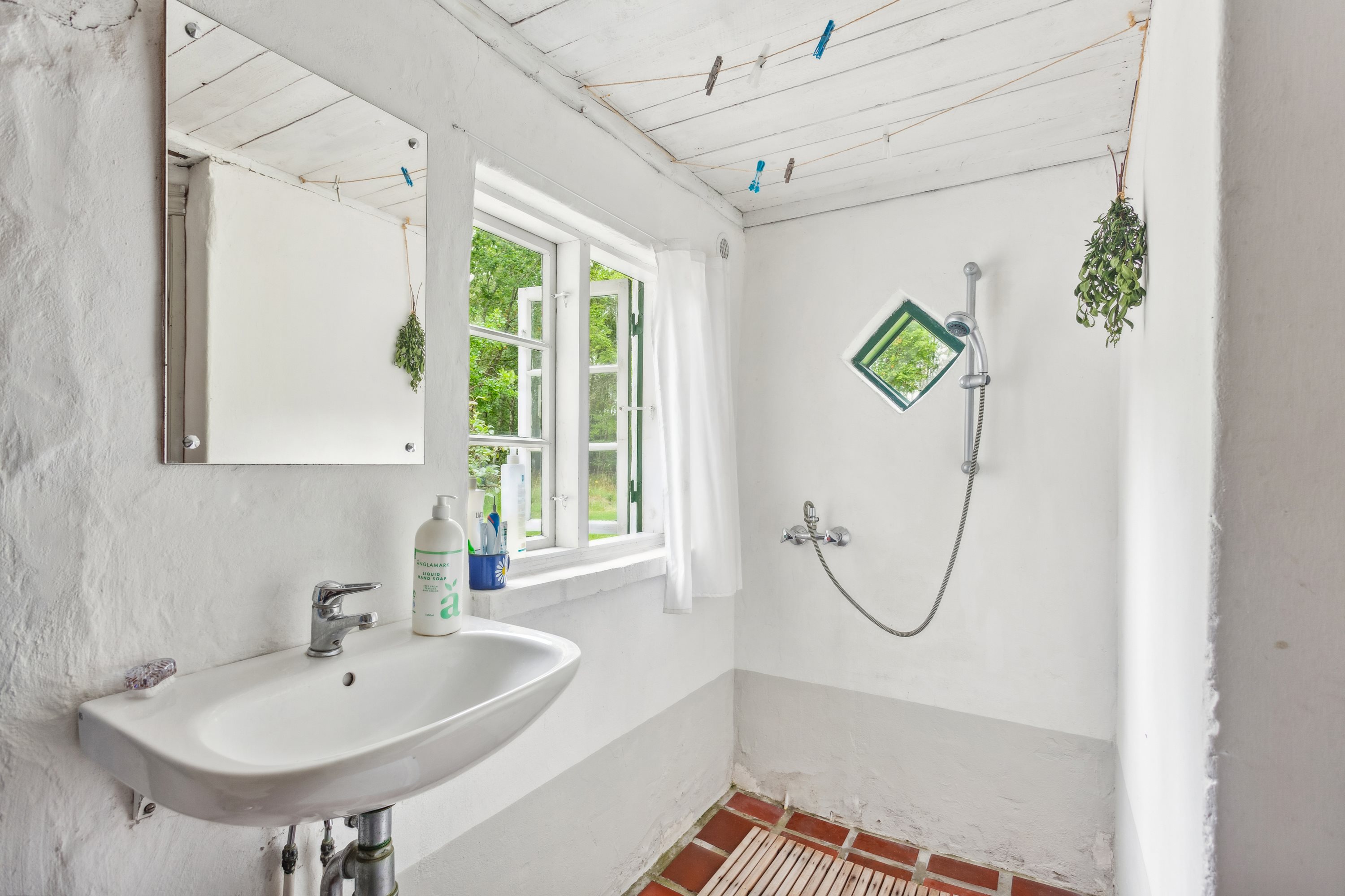 Fremhævet badeværelse billede i fuldskærmstilstand. Billede af Juelsmindevej 3, Byrum, 9940 Læsø