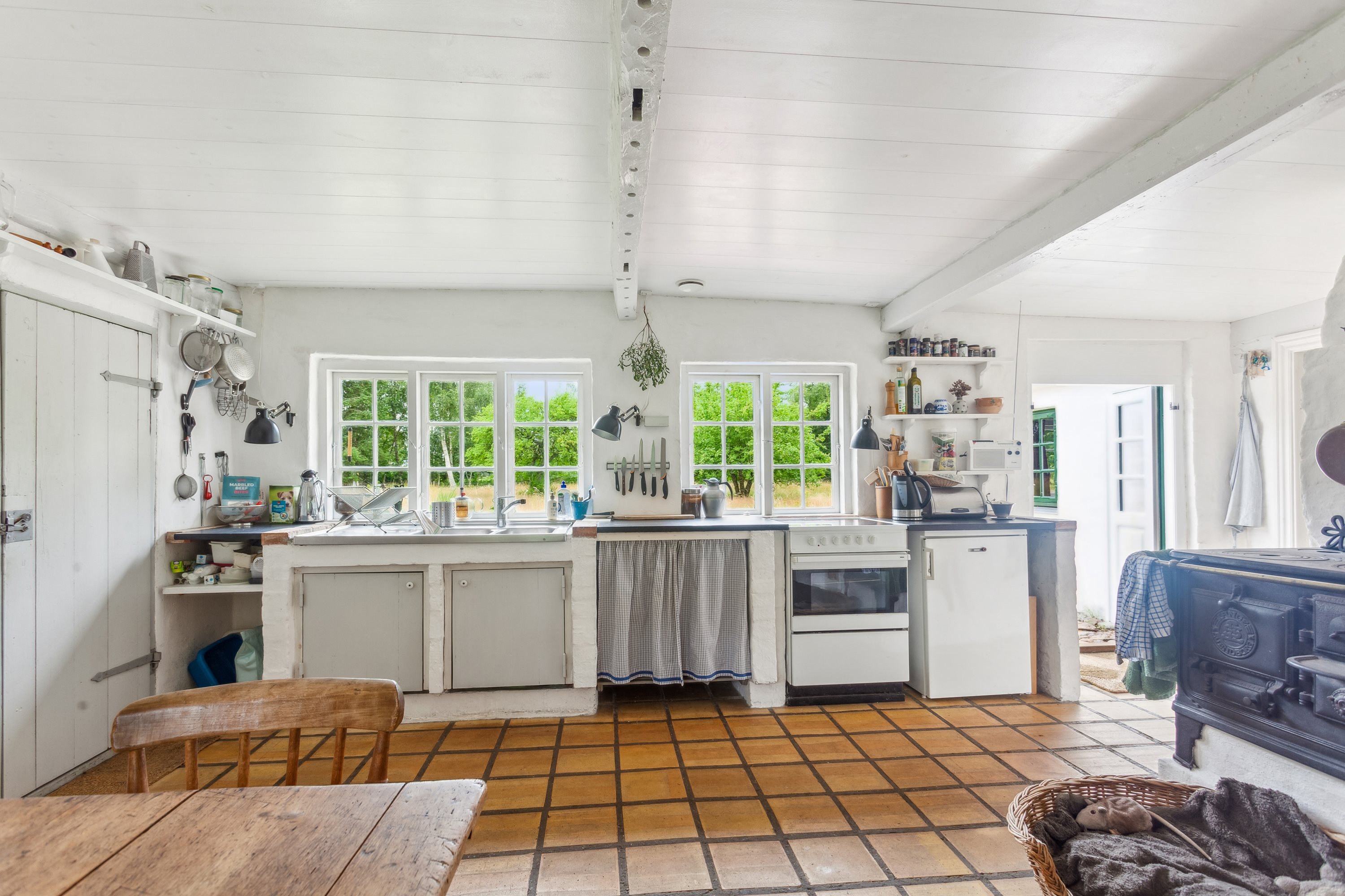 Fremhævet køkken billede i fuldskærmstilstand. Billede af Juelsmindevej 3, Byrum, 9940 Læsø