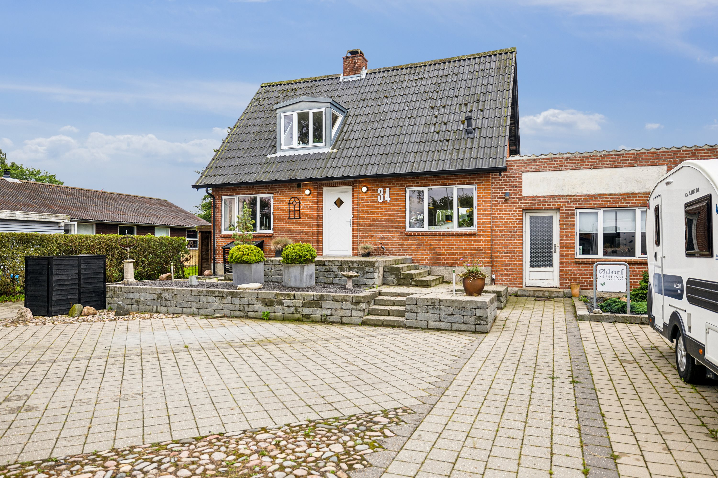 Fremhævet facade fra vejen billede i fuldskærmstilstand. Billede af Sejet Bygade 34, Sejet, 8700 Horsens