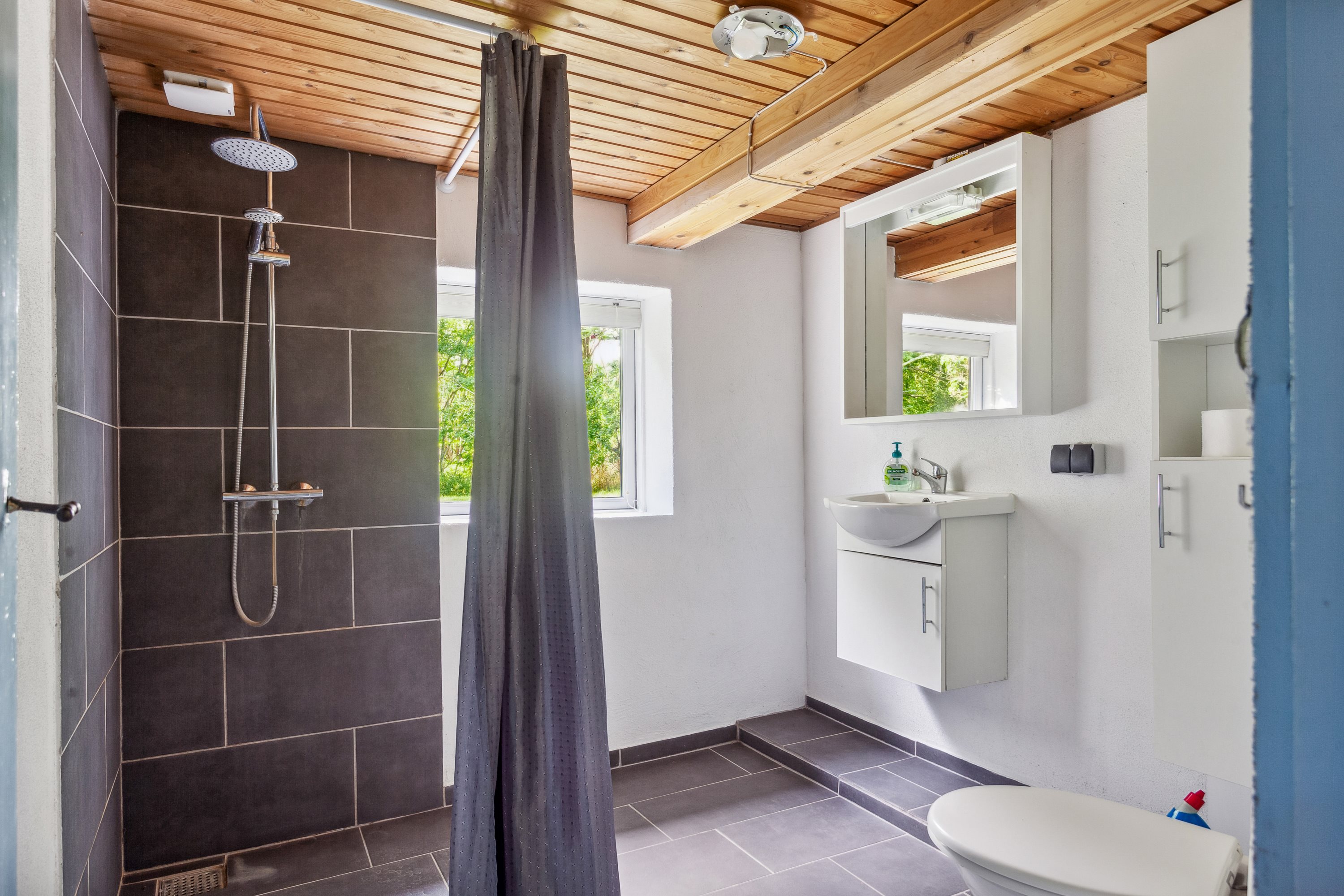 Fremhævet badeværelse billede i fuldskærmstilstand. Billede af Agersigen 9, Vesterø Havn, 9940 Læsø