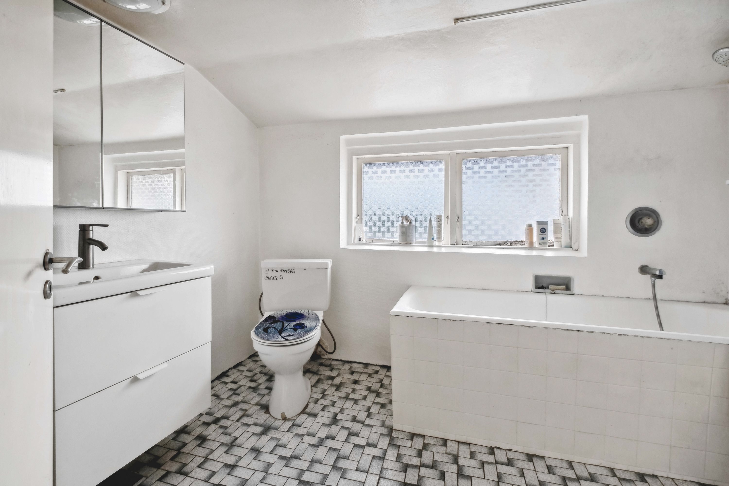 Fremhævet badeværelse billede i fuldskærmstilstand. Billede af Hovedgaden 18, 8763 Rask Mølle