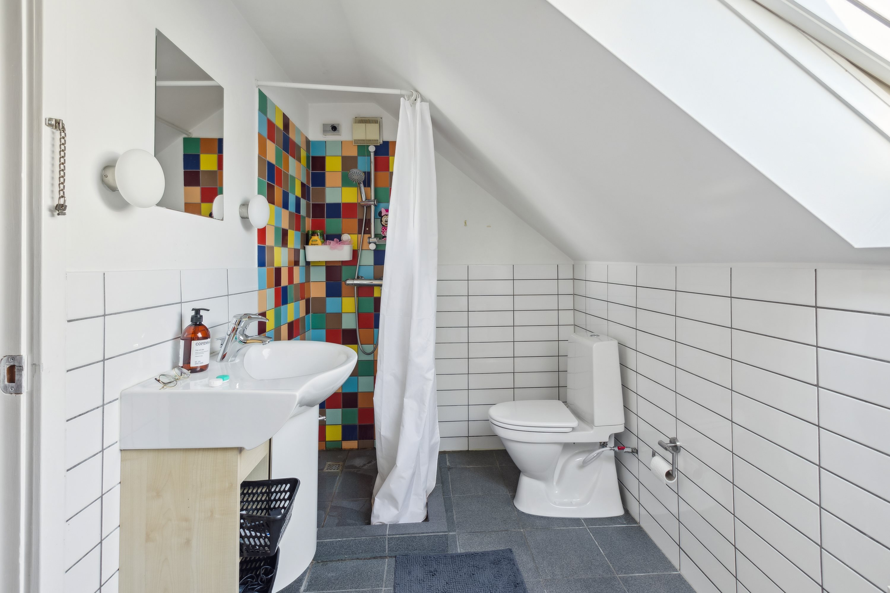 Fremhævet badeværelse billede i fuldskærmstilstand. Billede af Nørre Alle 44, 2600 Glostrup