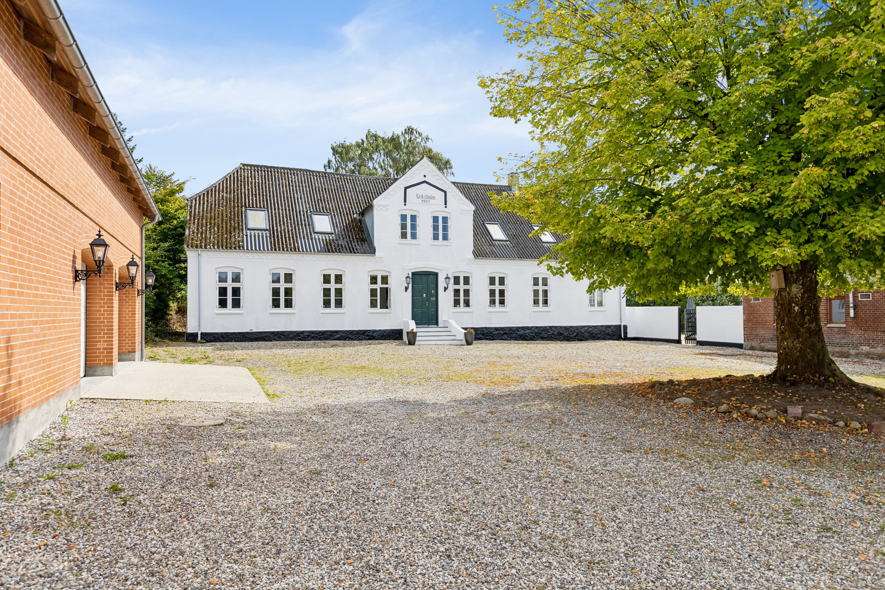 Fremhævet facade billede i fuldskærmstilstand. Billede af Dalbyvej 1, Brå, 8783 Hornsyld