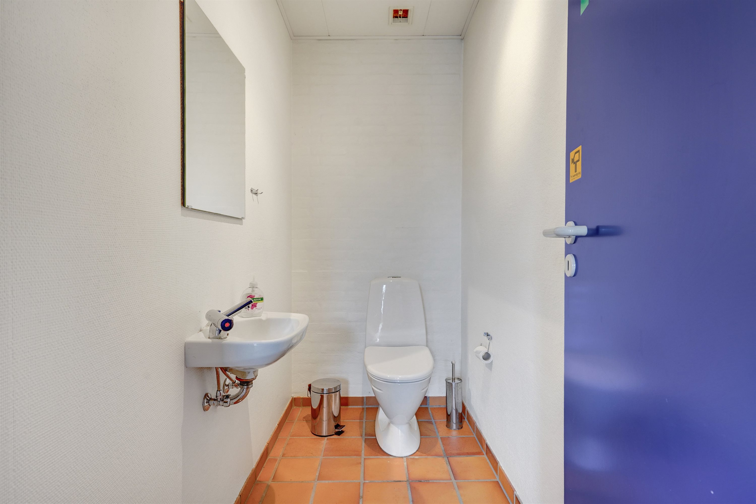 Fremhævet toilet billede i fuldskærmstilstand. Billede af Tjæreborg Stationsvej 1, 6731 Tjæreborg