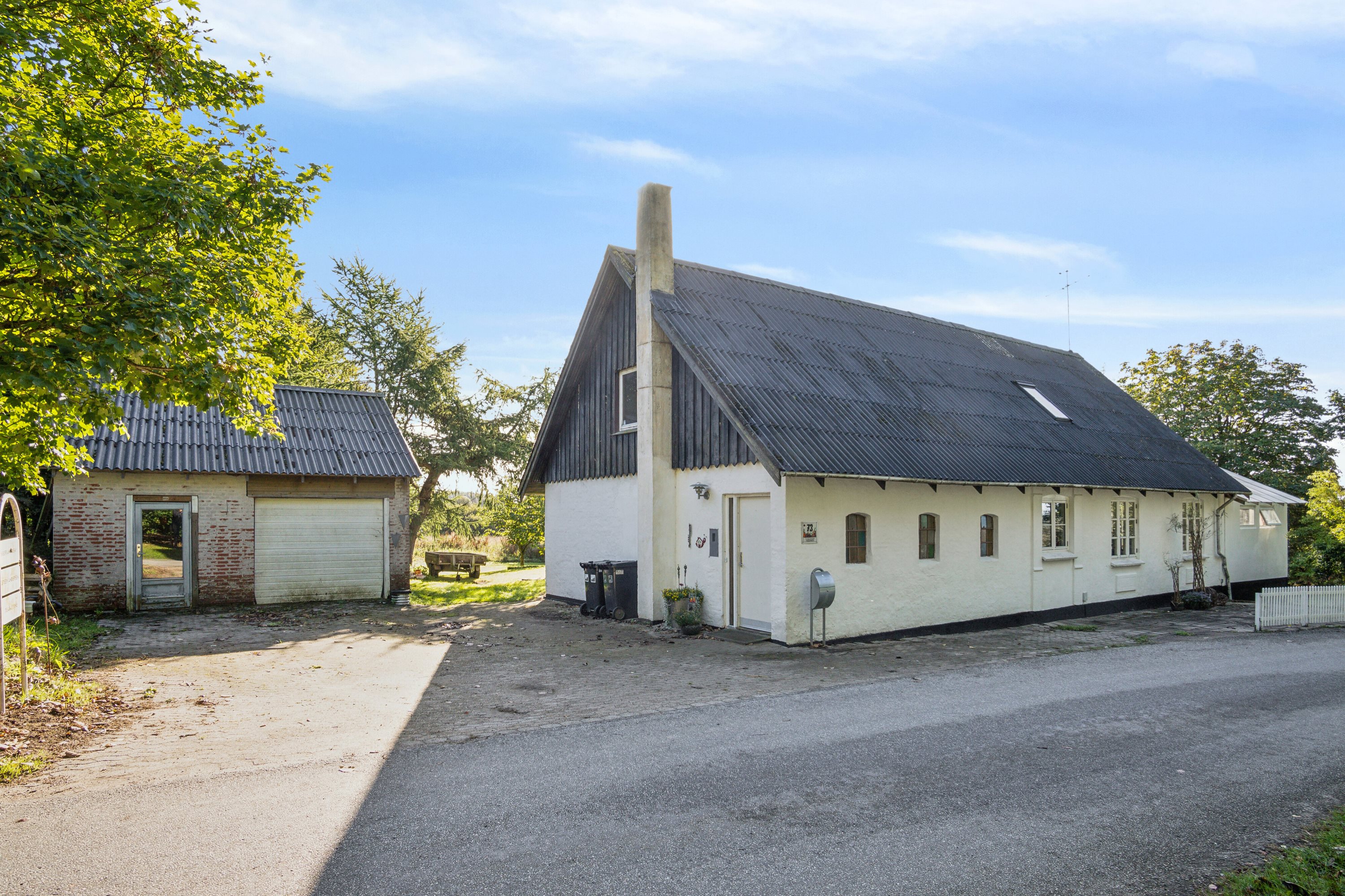 Fremhævet set fra vejen billede i fuldskærmstilstand. Billede af Brørupvej 73, Overby, 8732 Hovedgård