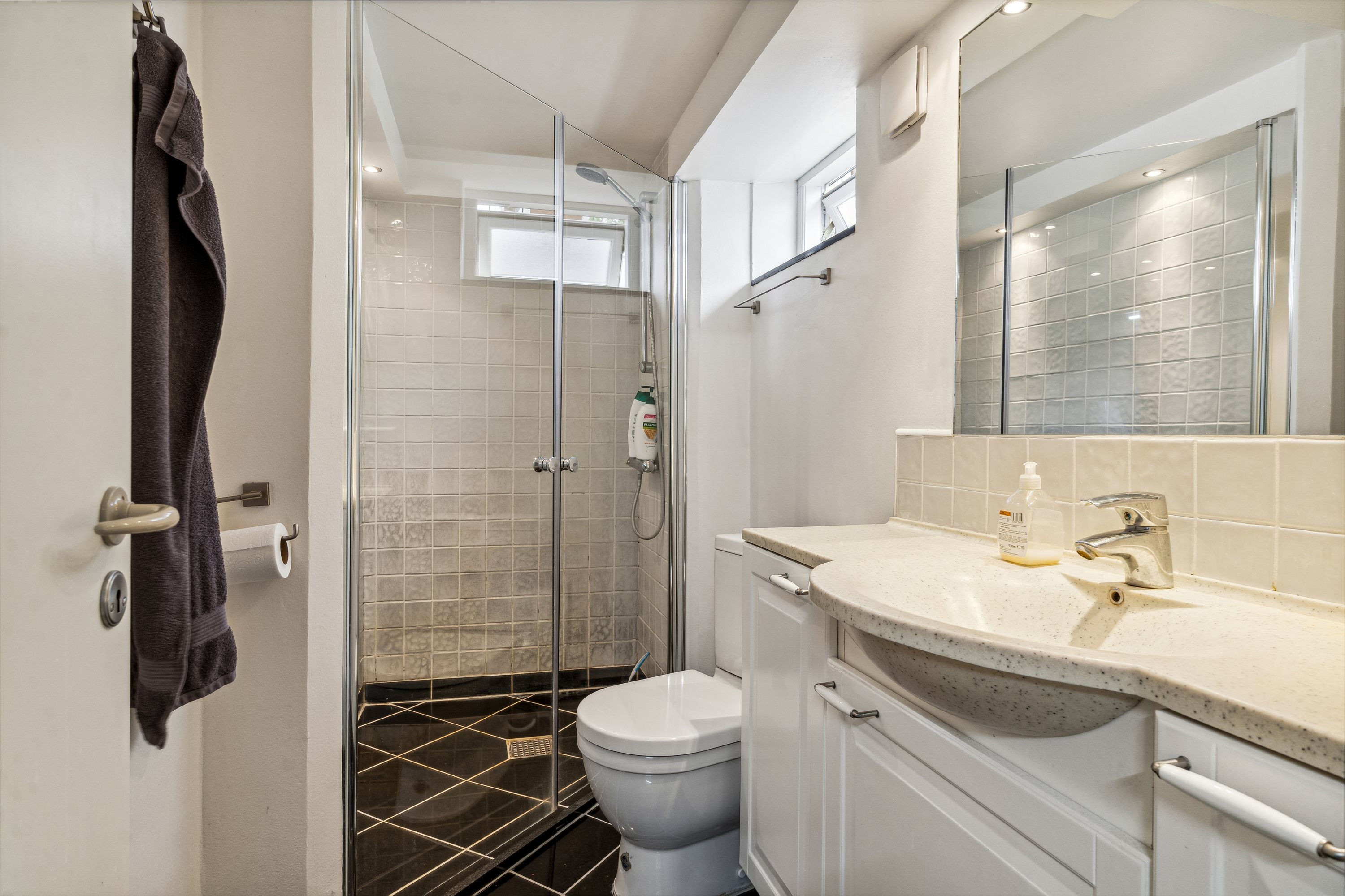 Fremhævet  billede i fuldskærmstilstand. Billede af Valdemarsvej 42, 2960 Rungsted Kyst