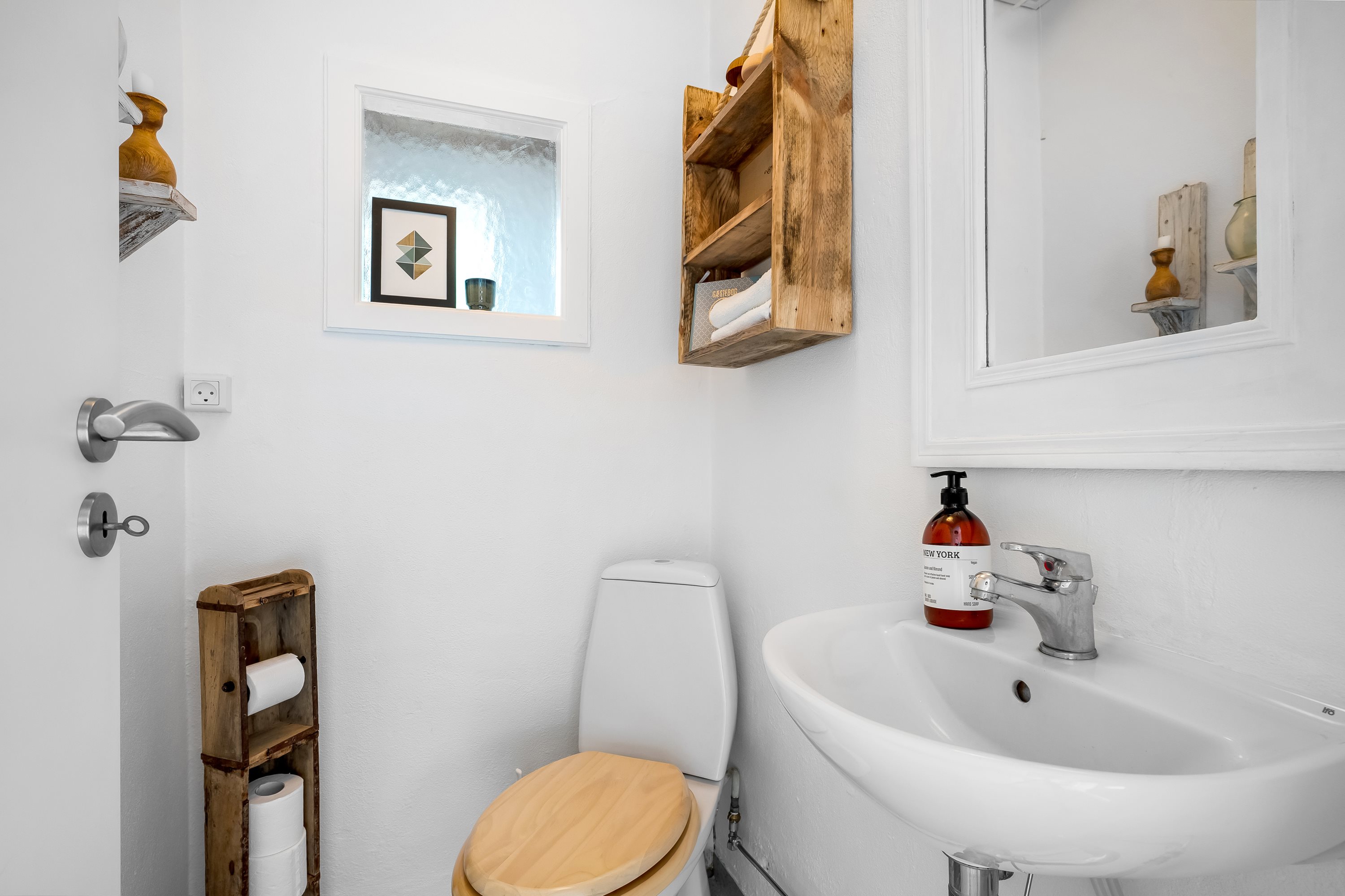 Fremhævet toilet billede i fuldskærmstilstand. Billede af Nygade 12, 7570 Vemb