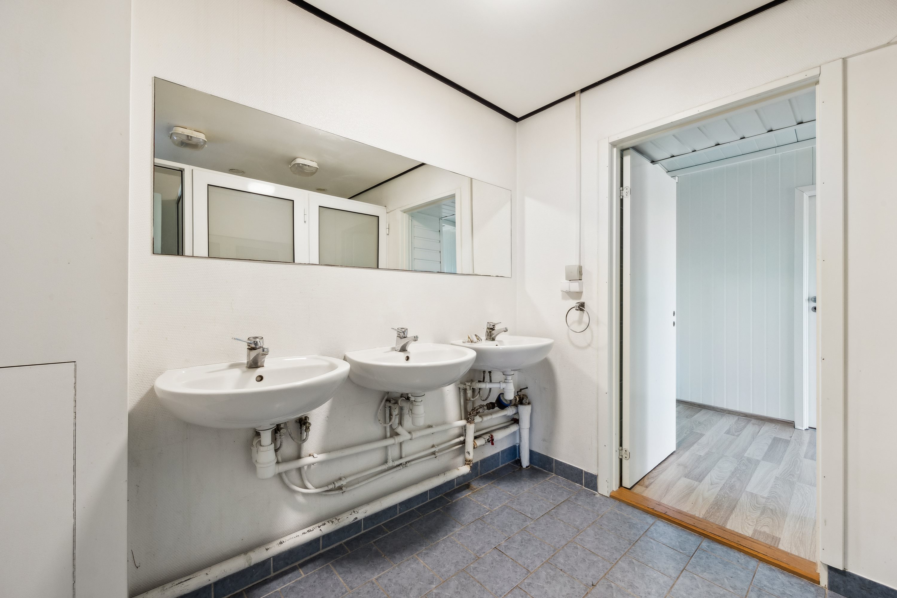 Fremhævet toilet billede i fuldskærmstilstand. Billede af Ishøj Bygade 51, 2635 Ishøj