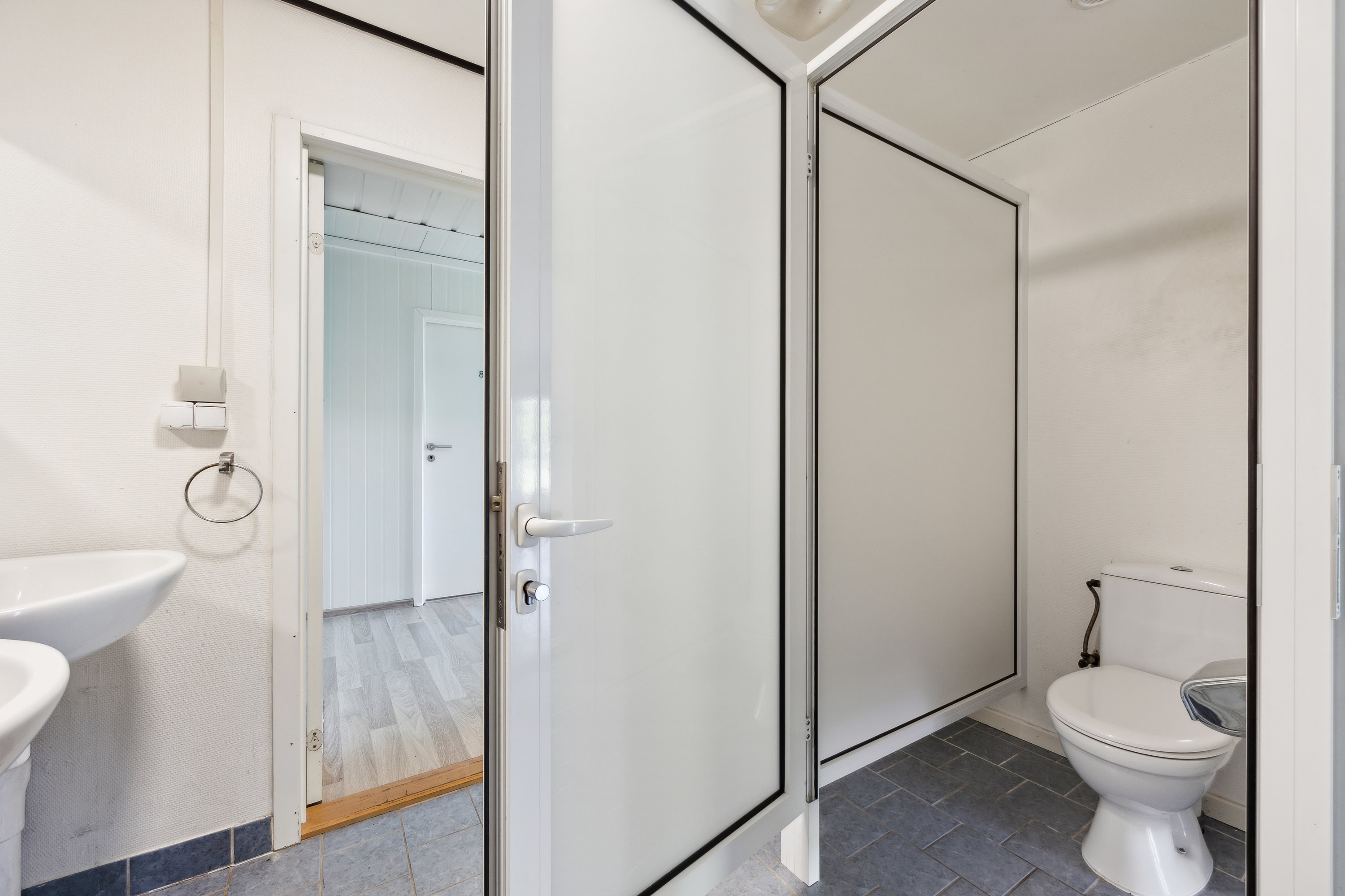 Fremhævet toilet billede i fuldskærmstilstand. Billede af Ishøj Bygade 51, 2635 Ishøj