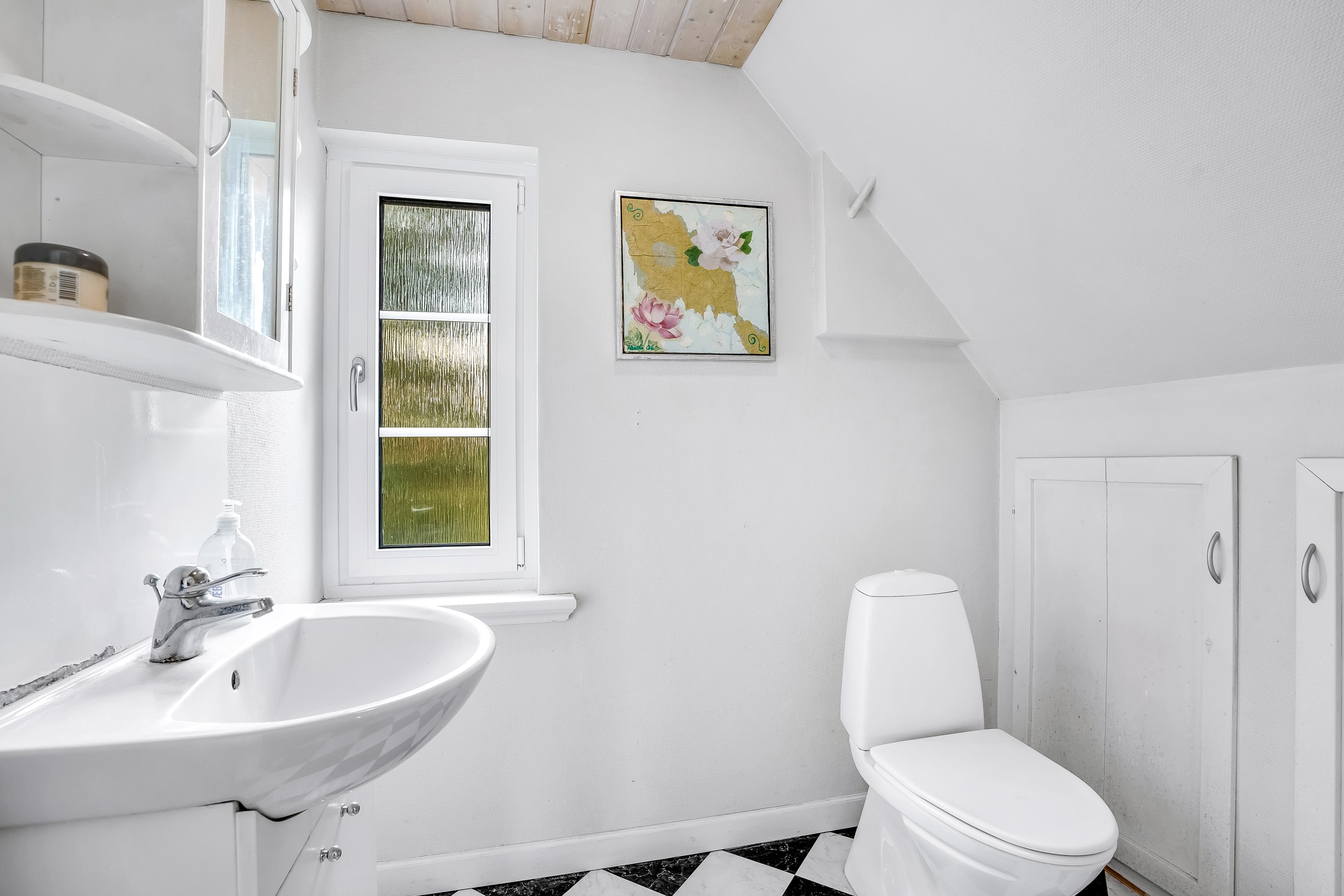 Fremhævet toilet billede i fuldskærmstilstand. Billede af Østervej 44, Vålse, 4840 Nørre Alslev