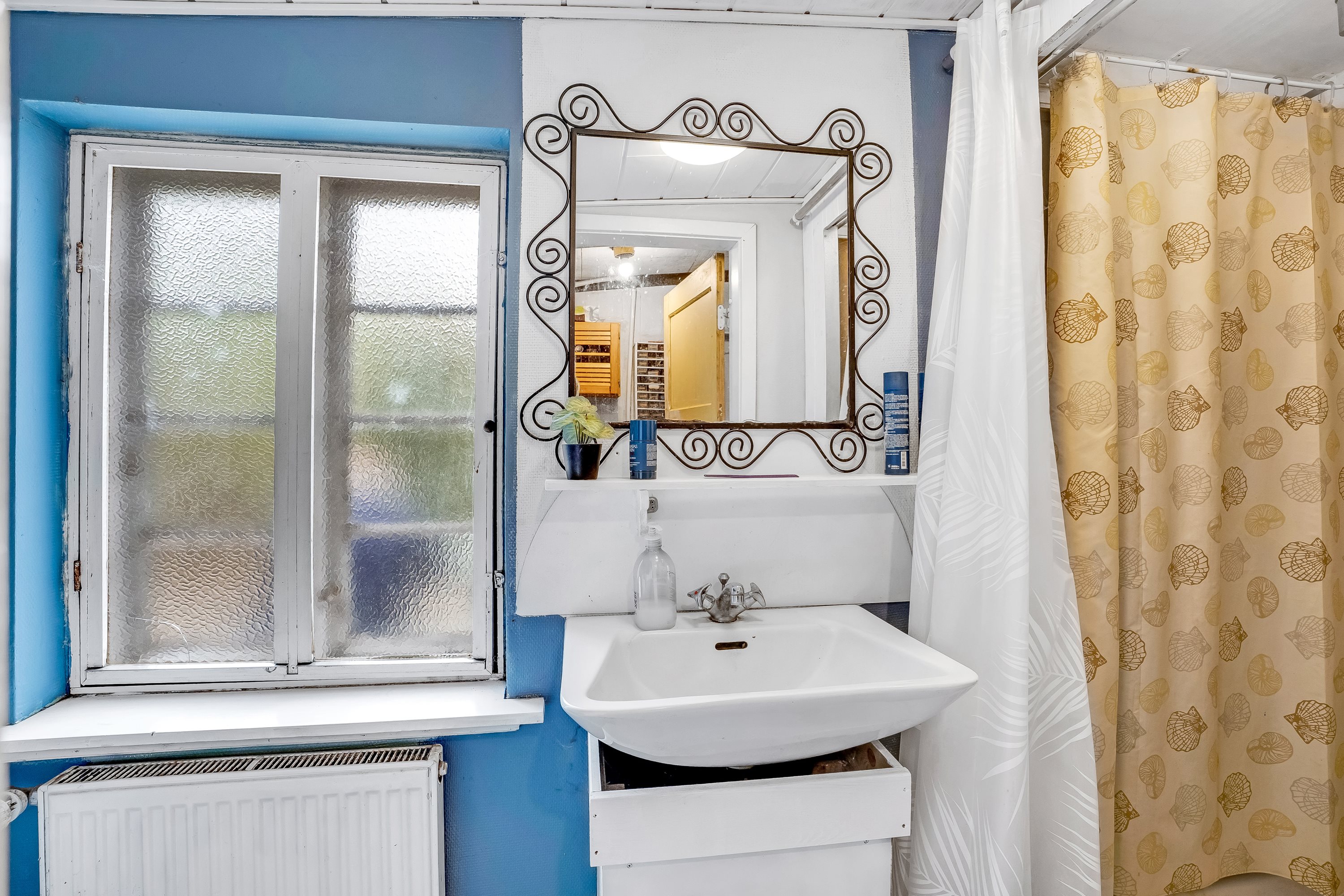 Fremhævet badeværelse billede i fuldskærmstilstand. Billede af Østervej 44, Vålse, 4840 Nørre Alslev