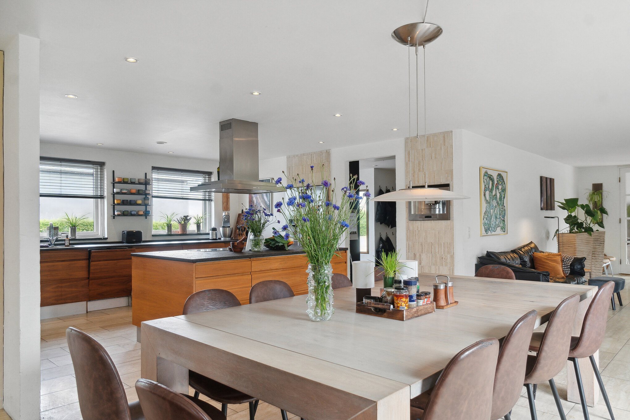 Fremhævet spisestue billede i fuldskærmstilstand. Billede af Industriområdet 13, 8732 Hovedgård